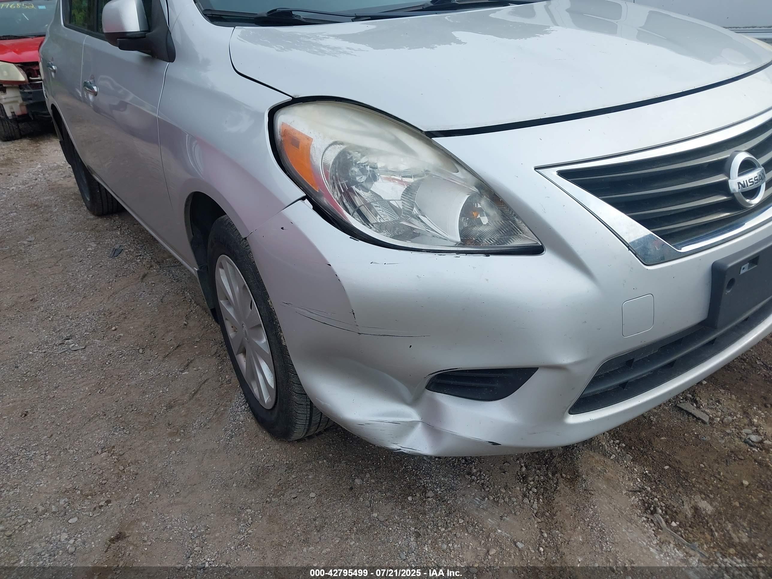 NISSAN VERSA image 6