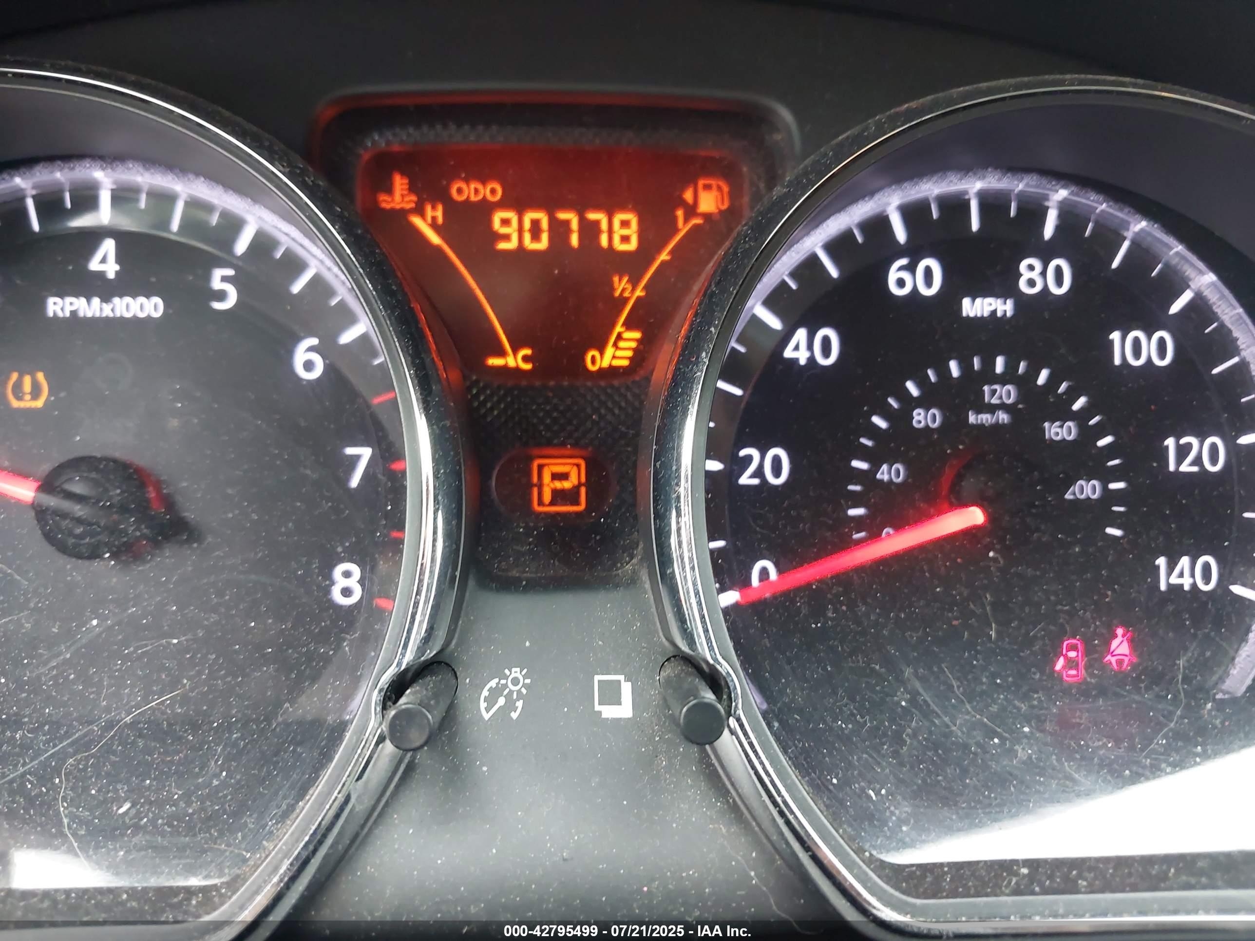 NISSAN VERSA image 7