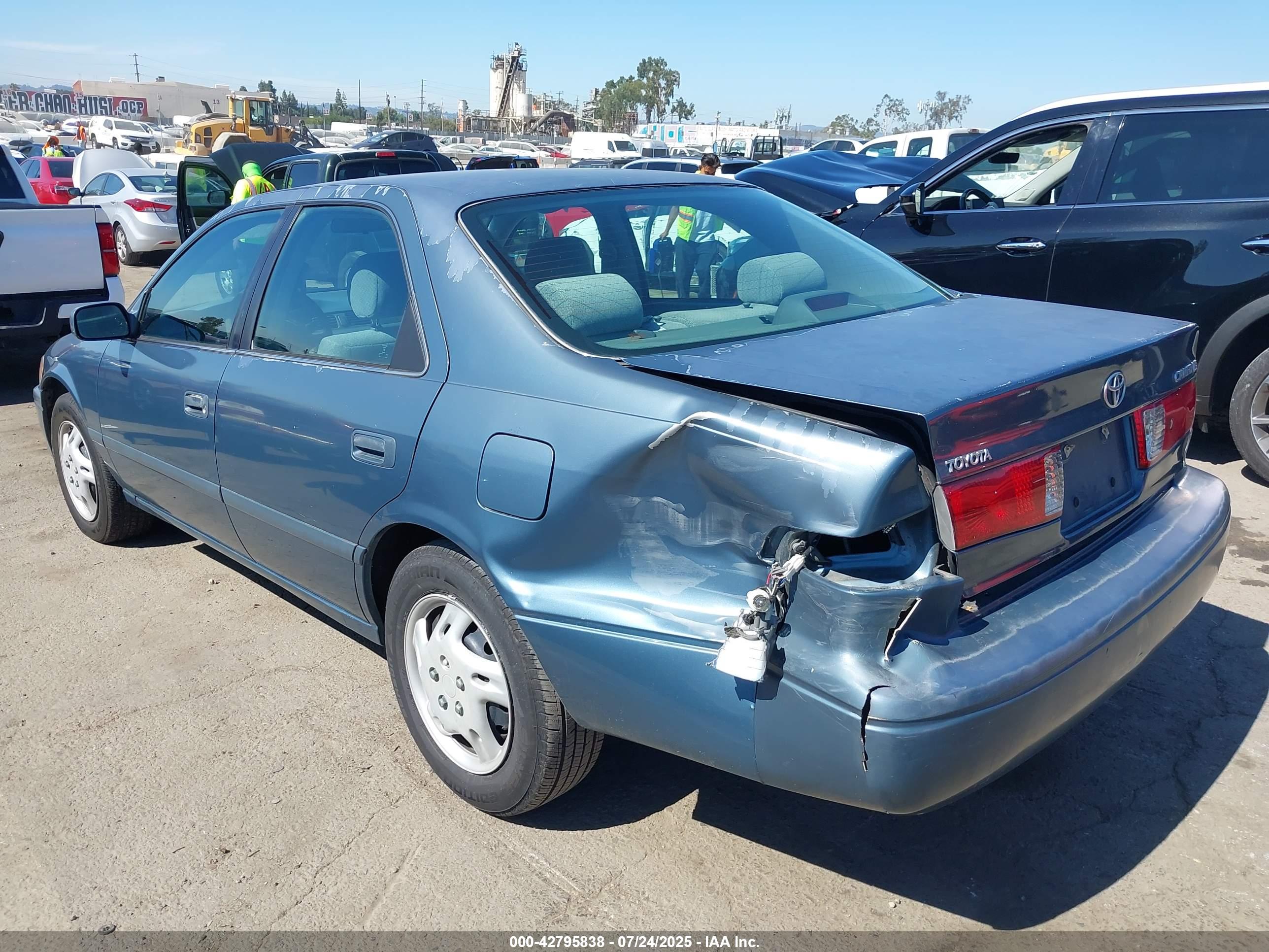 TOYOTA CAMRY image 3