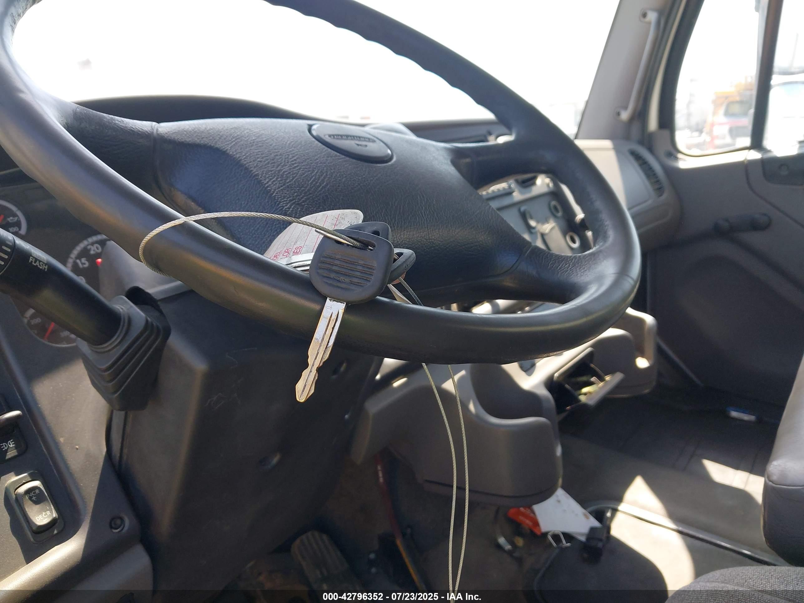 FREIGHTLINER M2 image 11