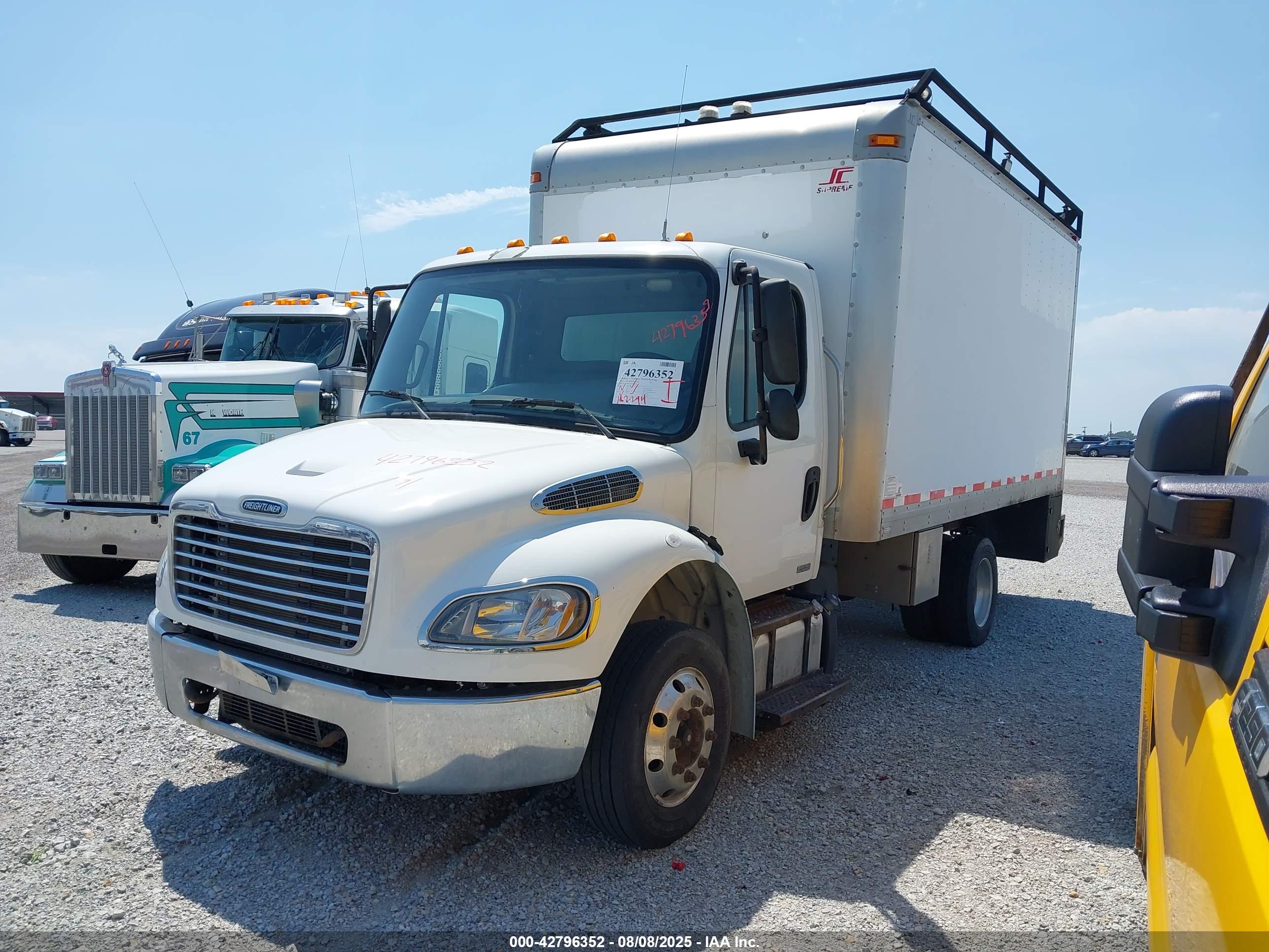 FREIGHTLINER M2 image 2