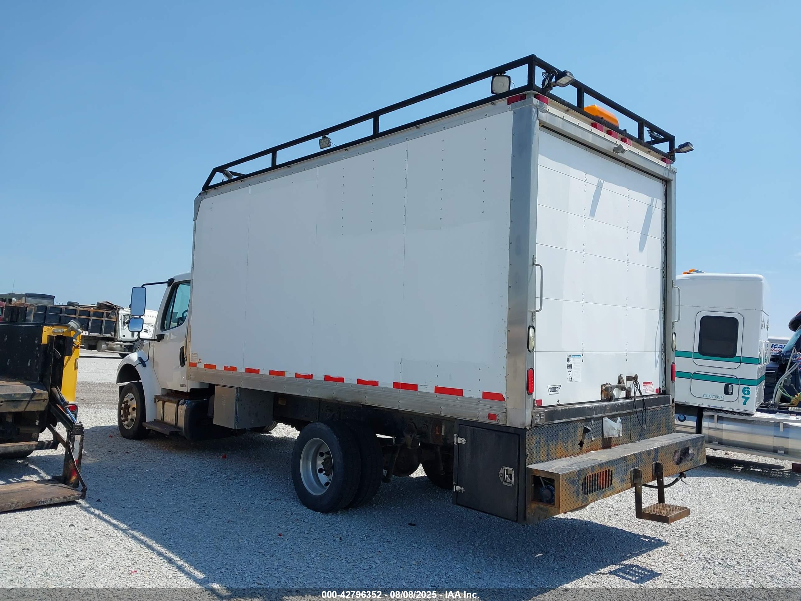 FREIGHTLINER M2 image 3