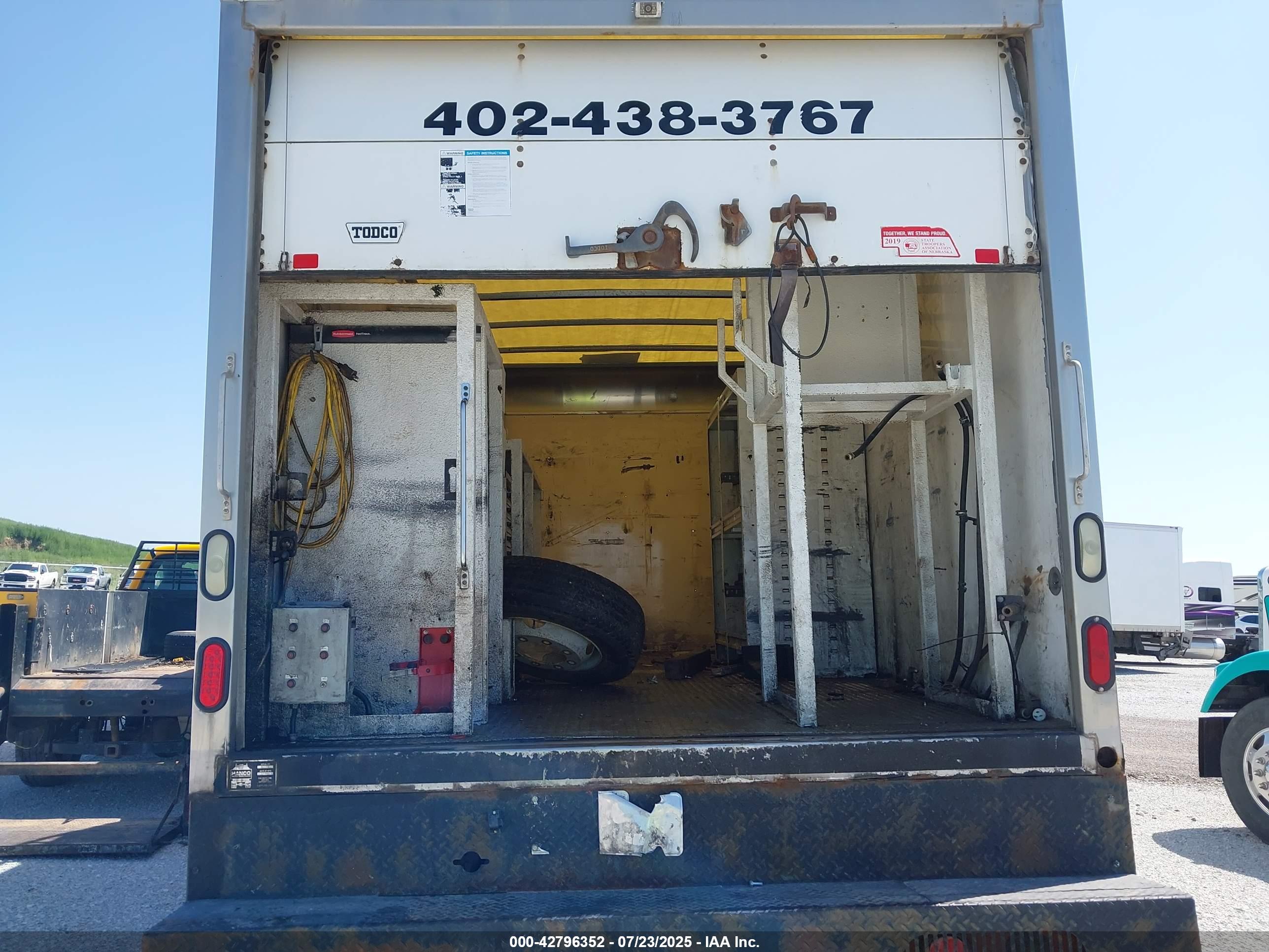 FREIGHTLINER M2 image 7