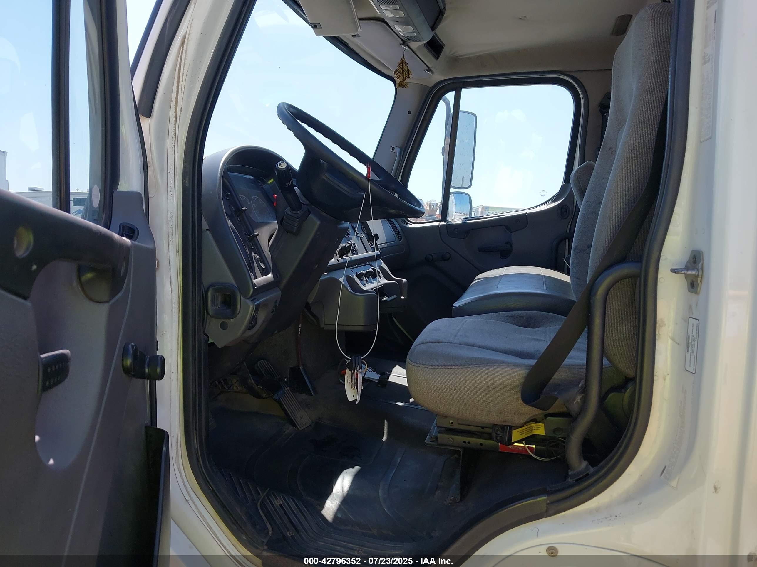 FREIGHTLINER M2 image 8