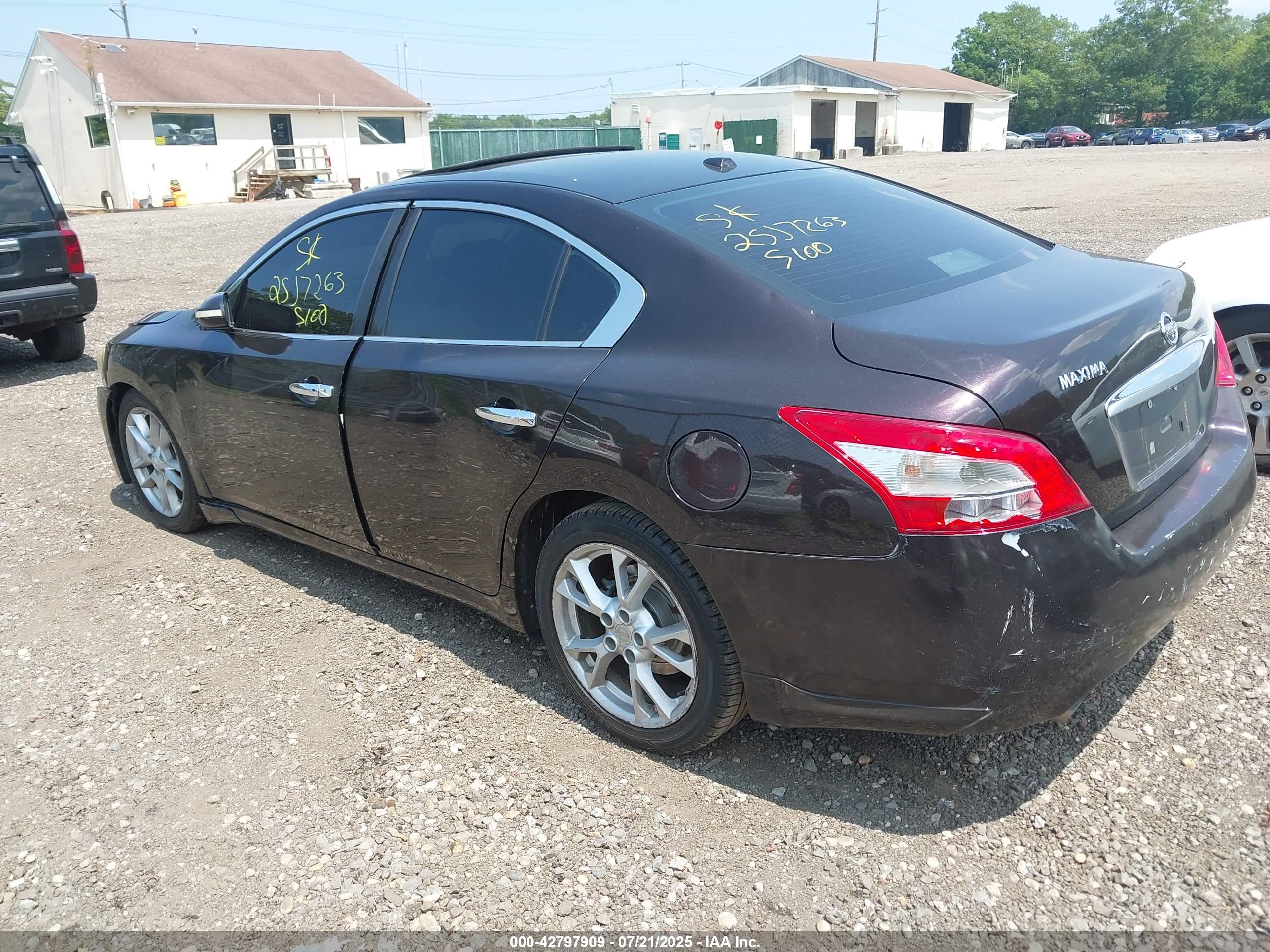 NISSAN MAXIMA image 3