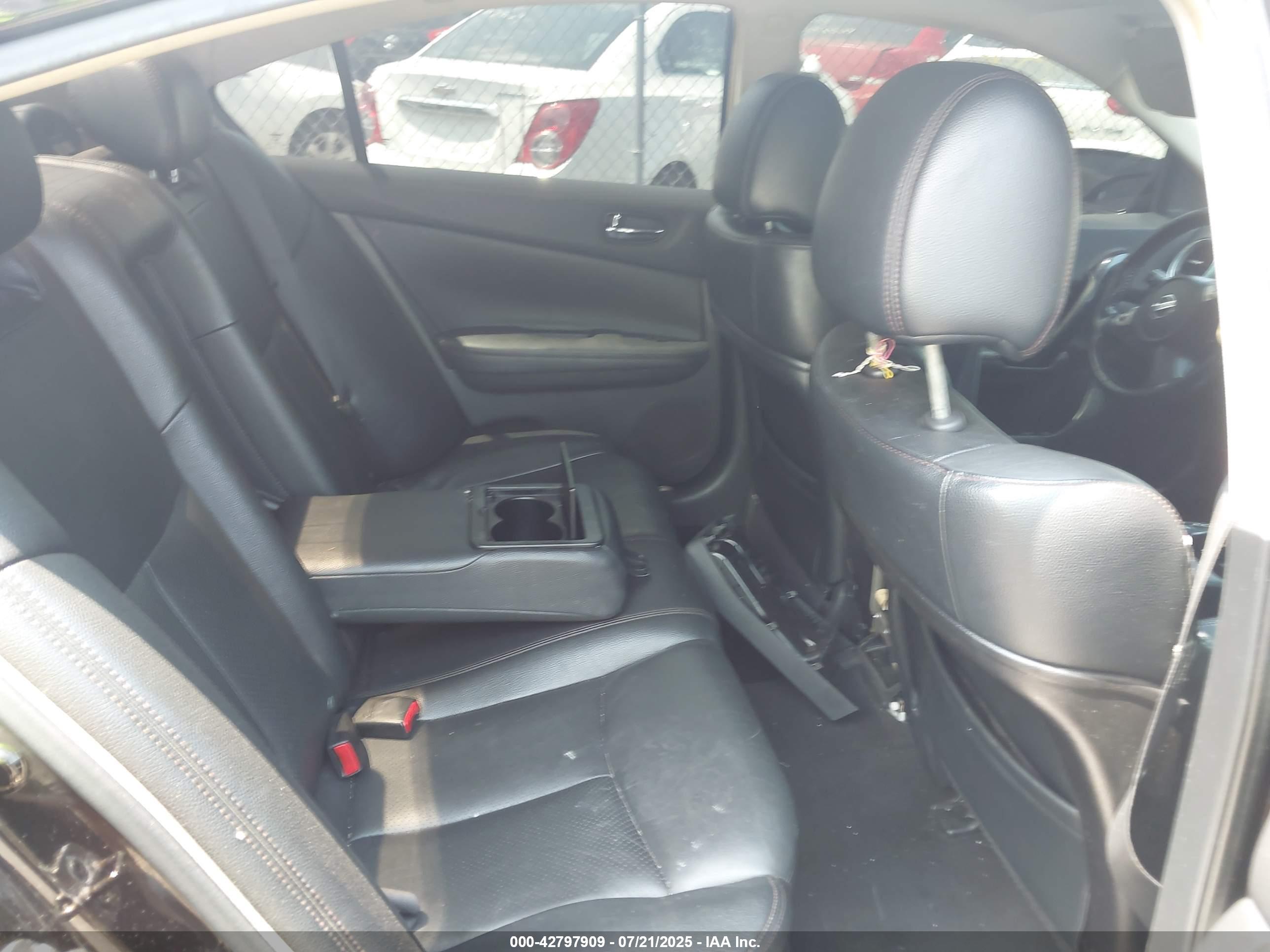 NISSAN MAXIMA image 8