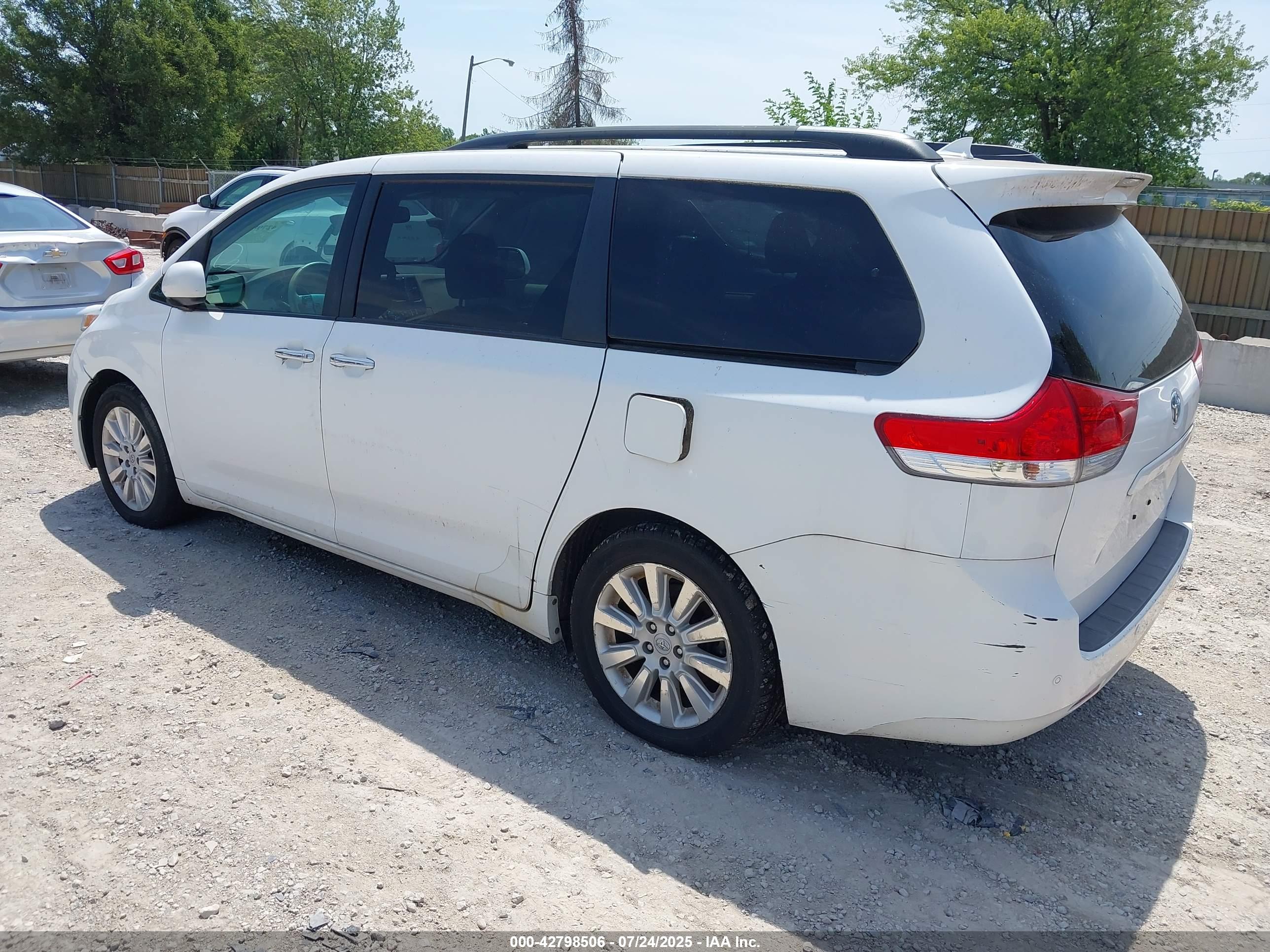 TOYOTA SIENNA image 3
