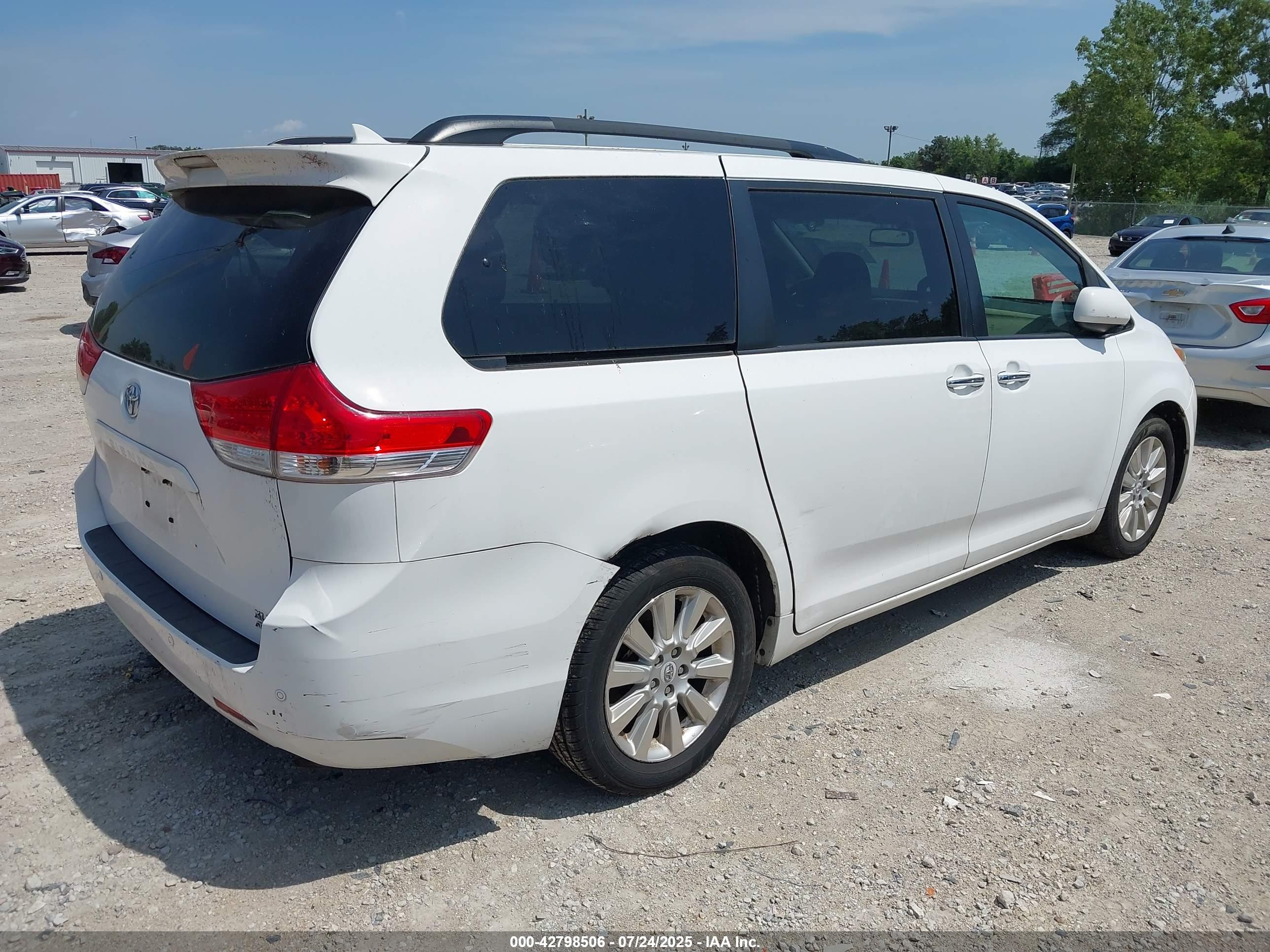 TOYOTA SIENNA image 4