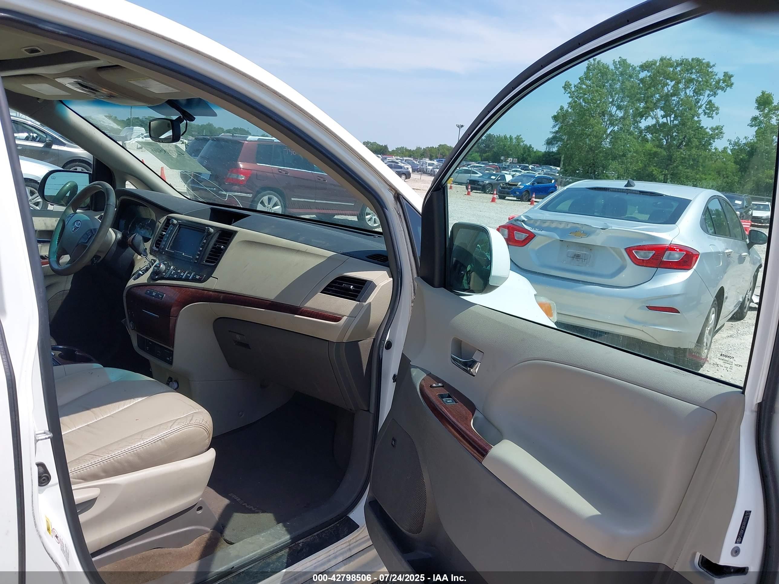 TOYOTA SIENNA image 5