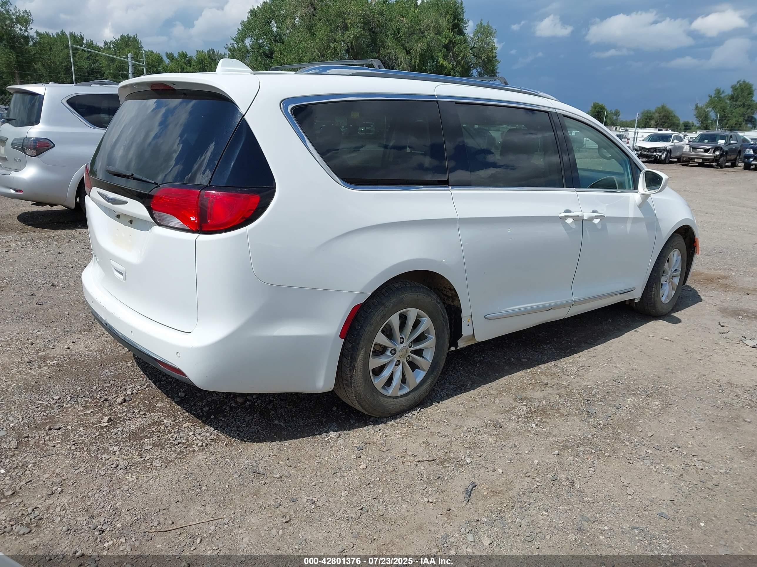 CHRYSLER PACIFICA image 4