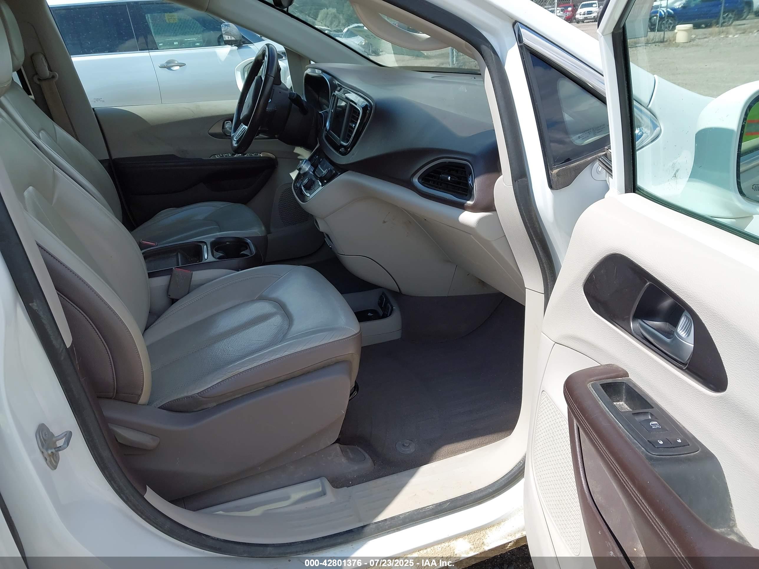 CHRYSLER PACIFICA image 5
