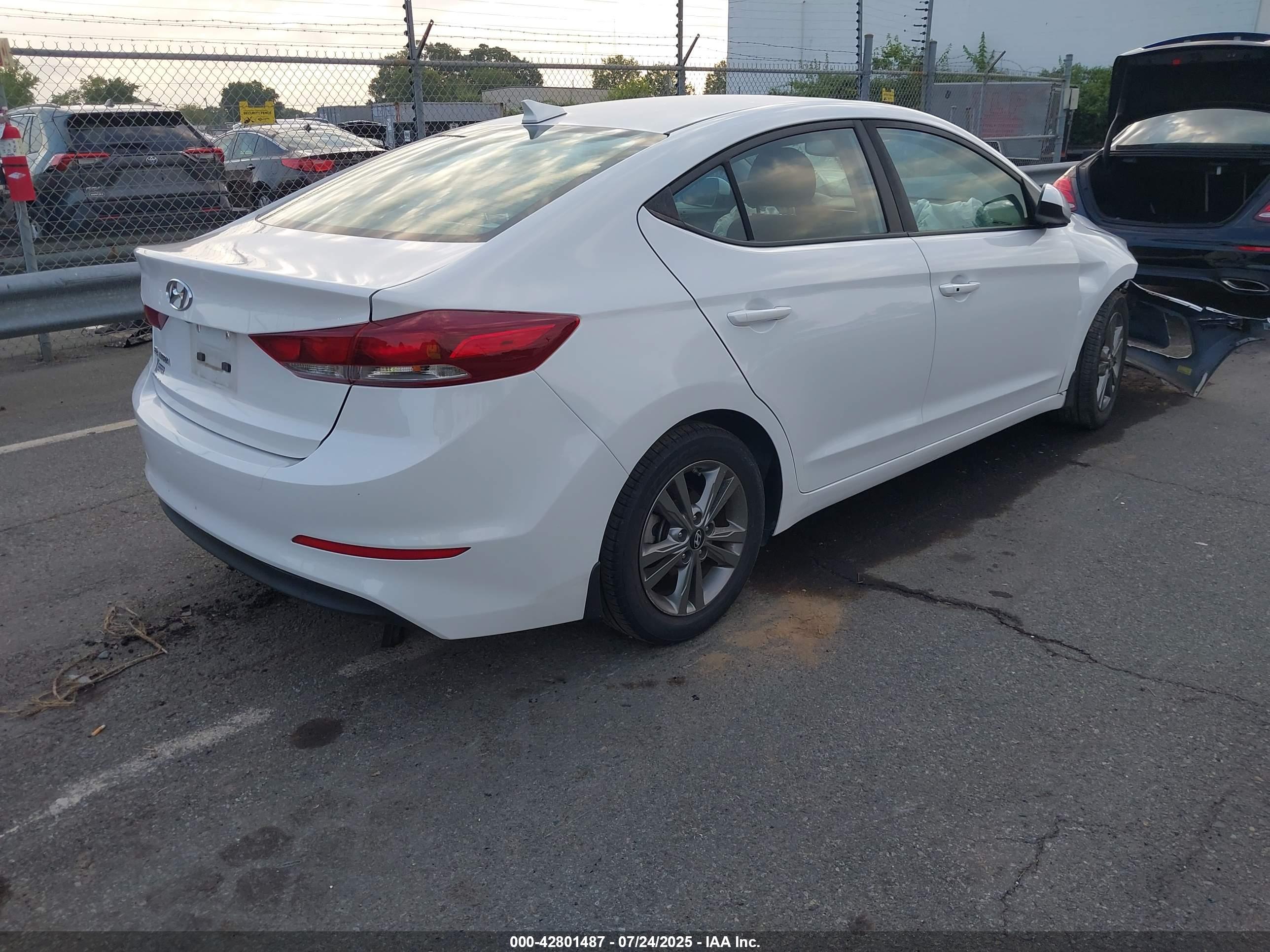 HYUNDAI ELANTRA image 4