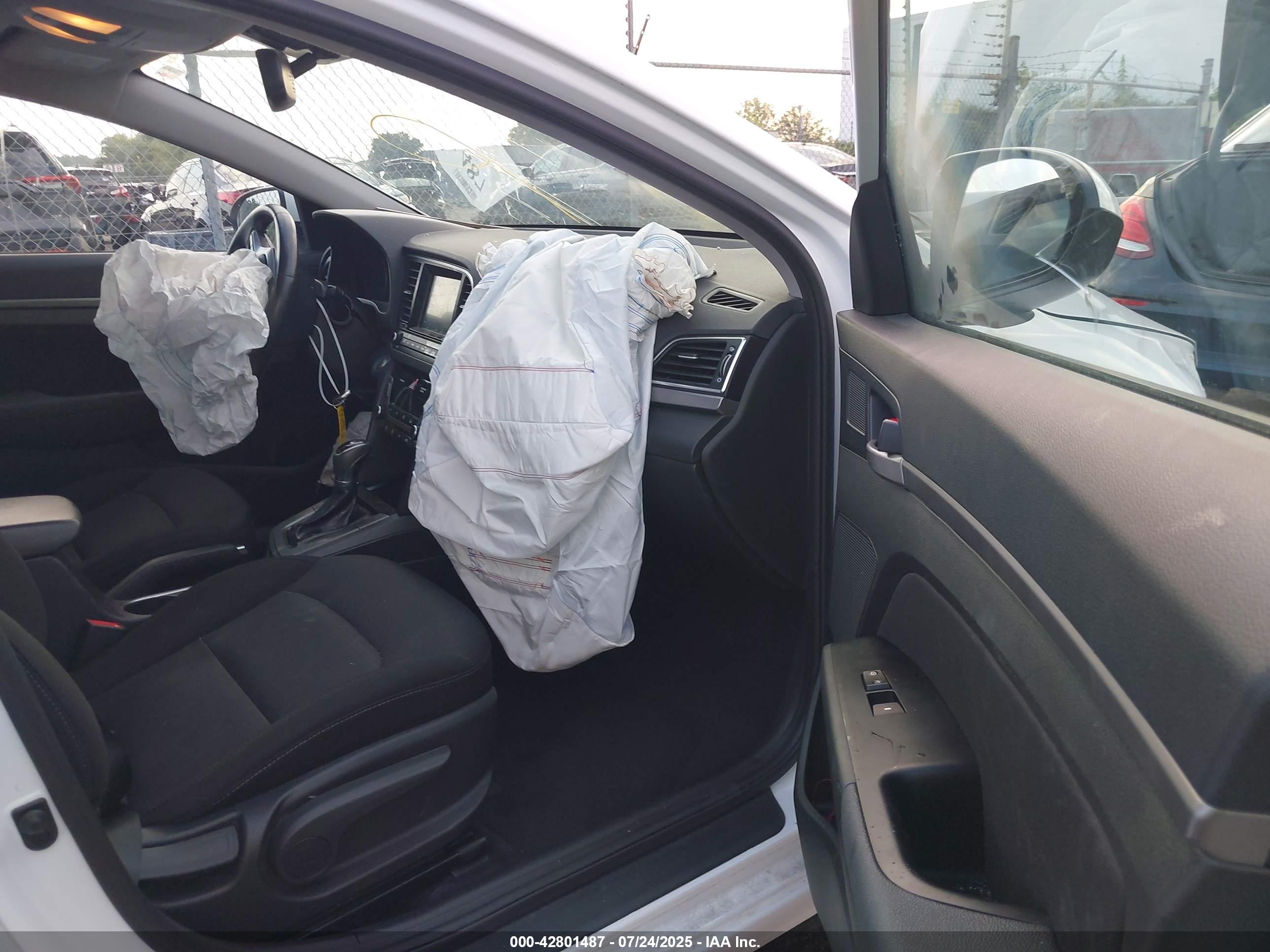 HYUNDAI ELANTRA image 5
