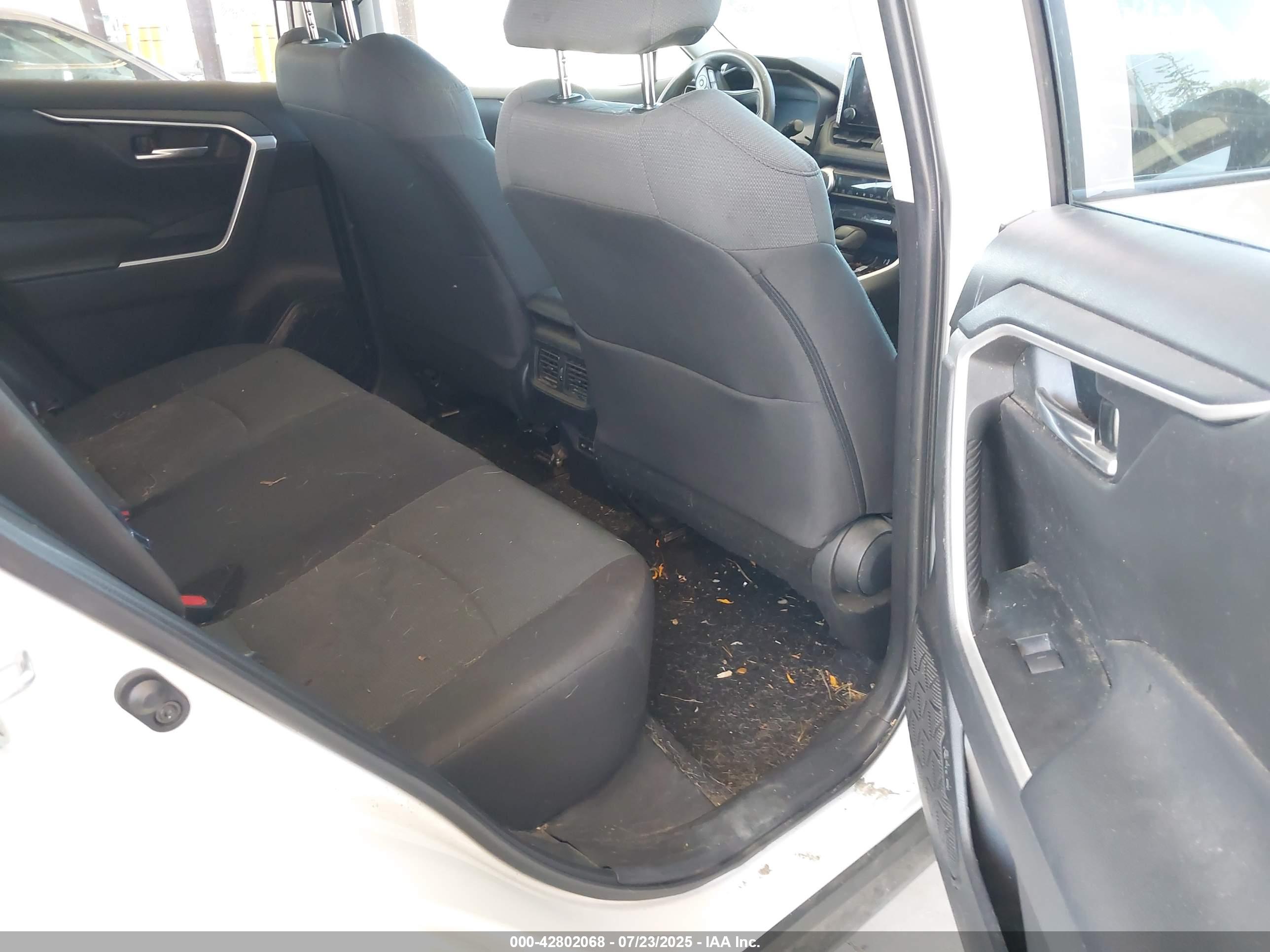 TOYOTA RAV4 image 8