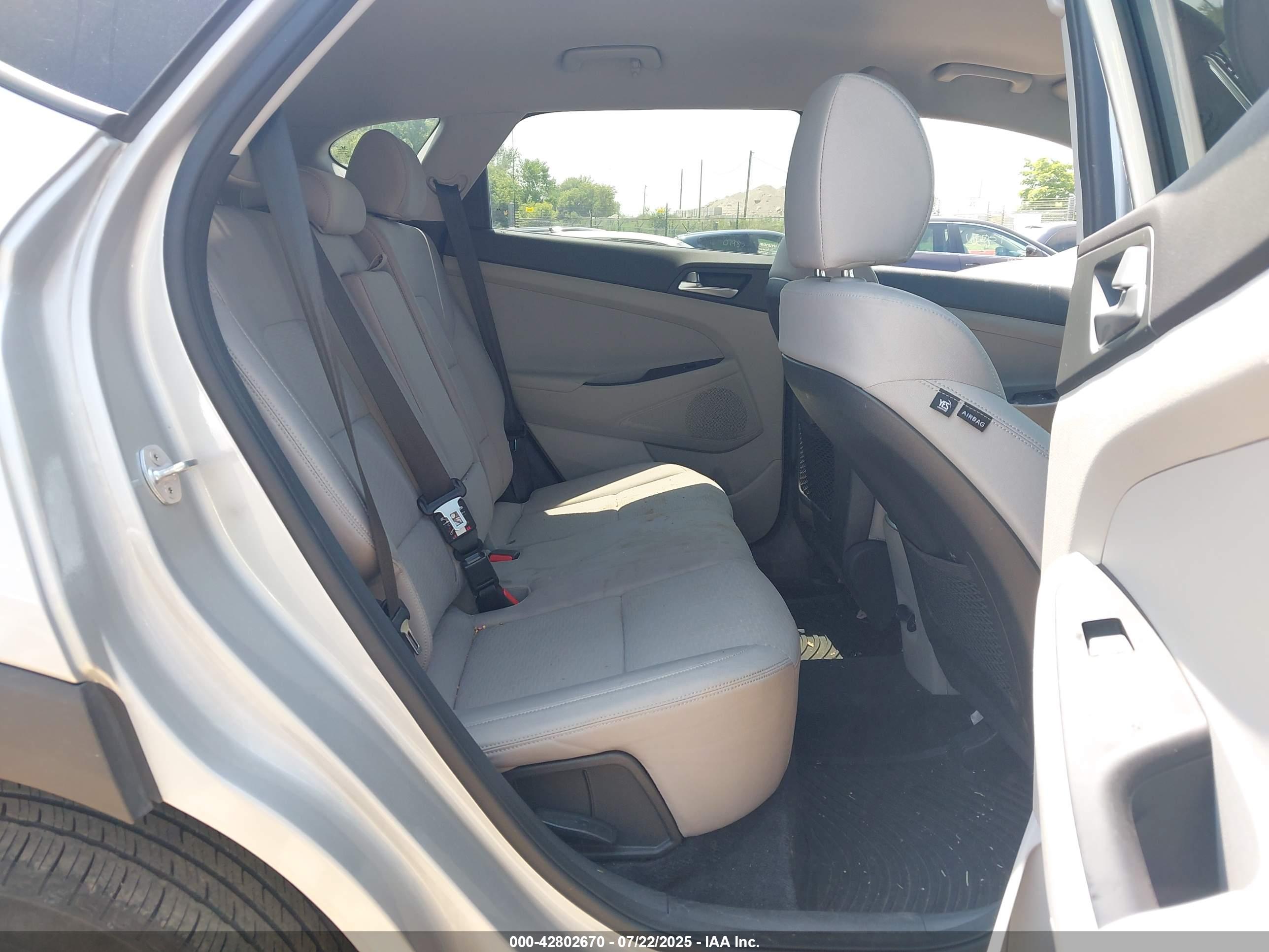 HYUNDAI TUCSON image 8