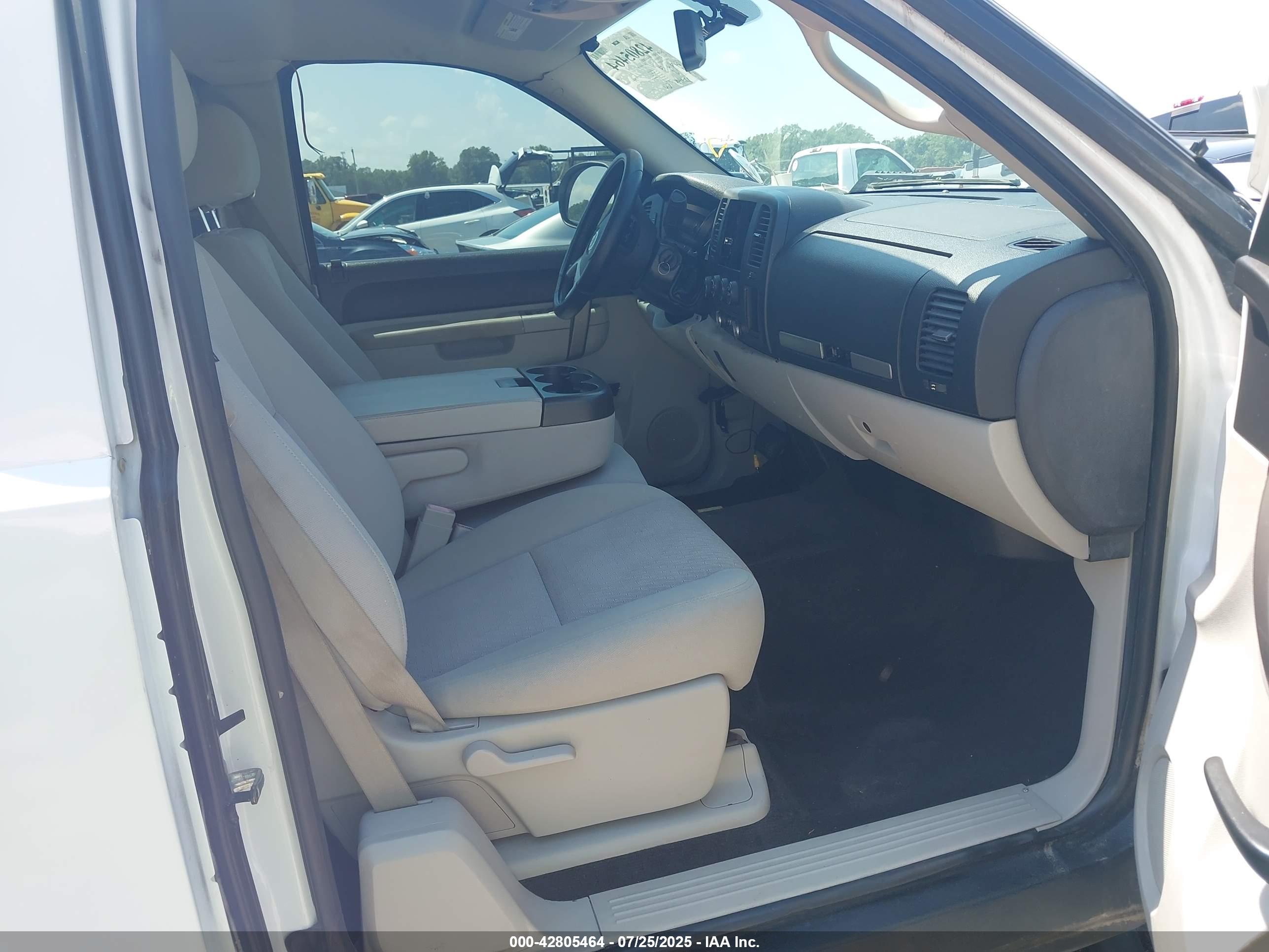 CHEVROLET SILVERADO image 5