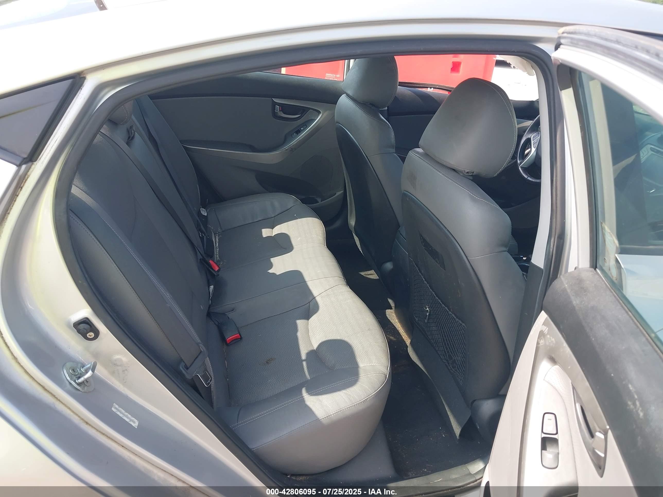 HYUNDAI ELANTRA image 8