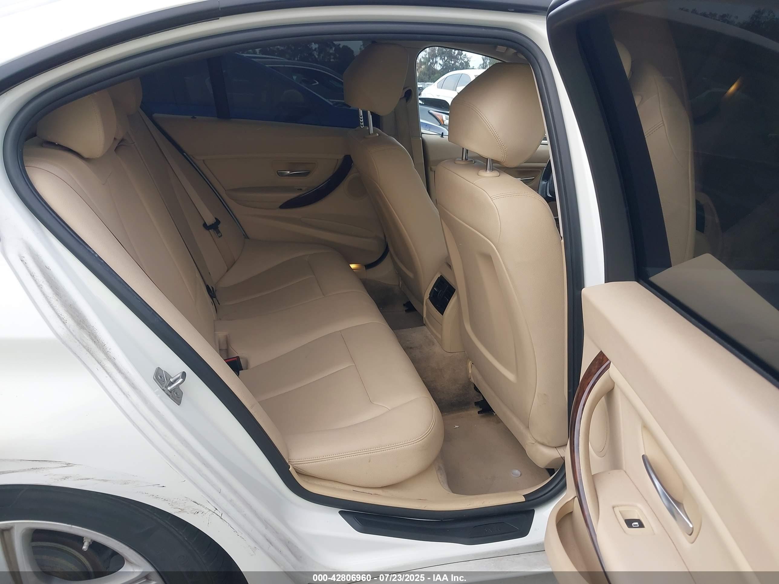 BMW 320I image 8