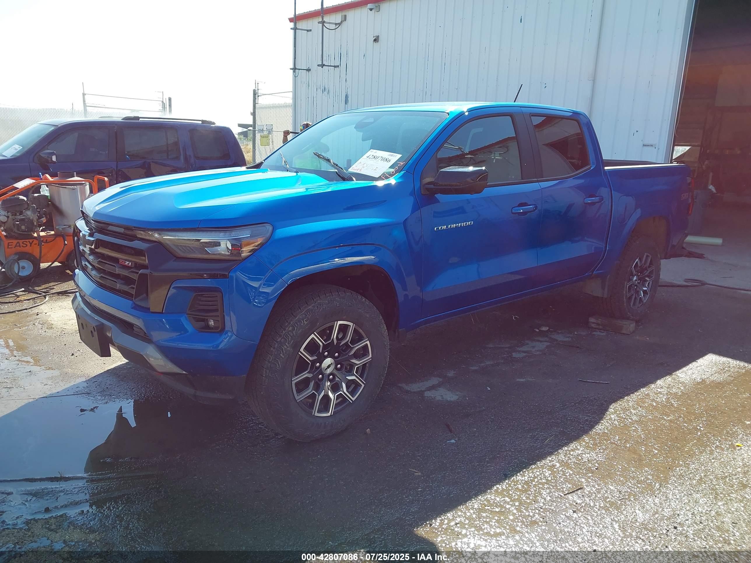 CHEVROLET COLORADO image 2