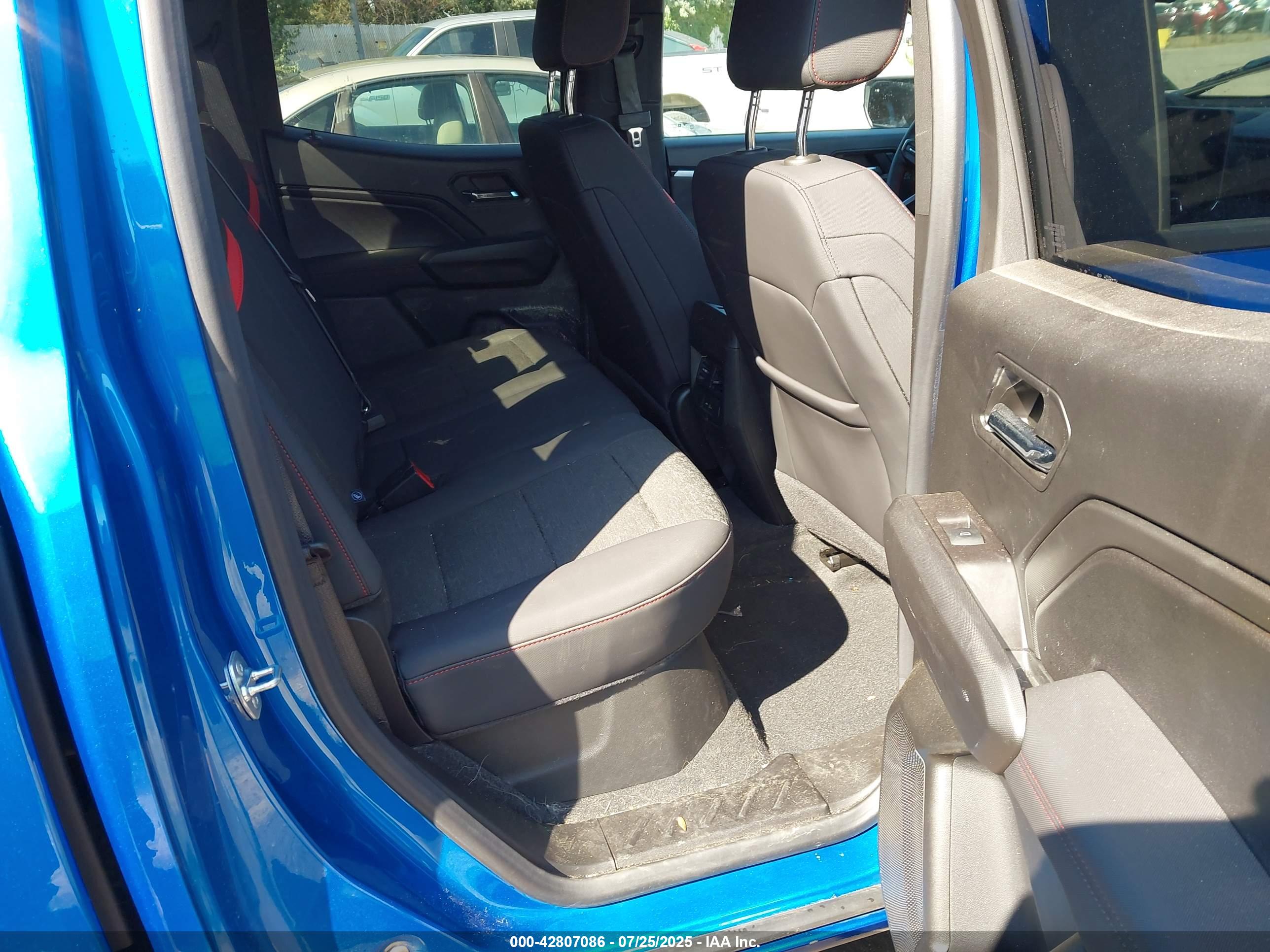 CHEVROLET COLORADO image 8