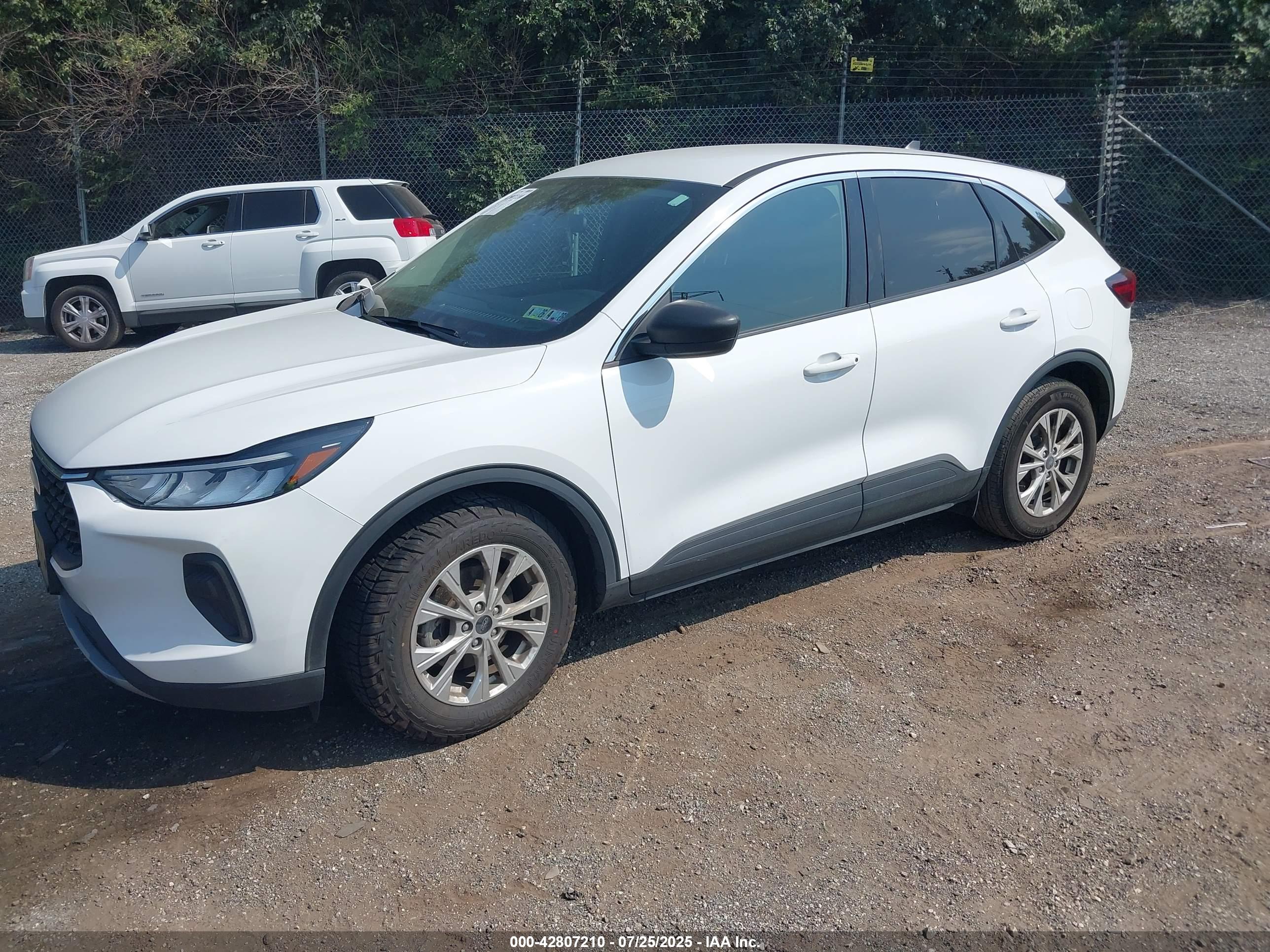 FORD ESCAPE image 2