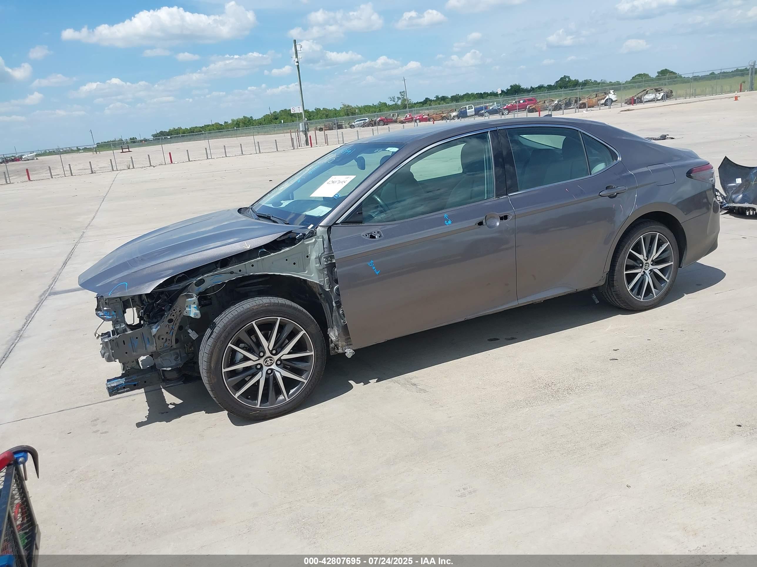 TOYOTA CAMRY image 2