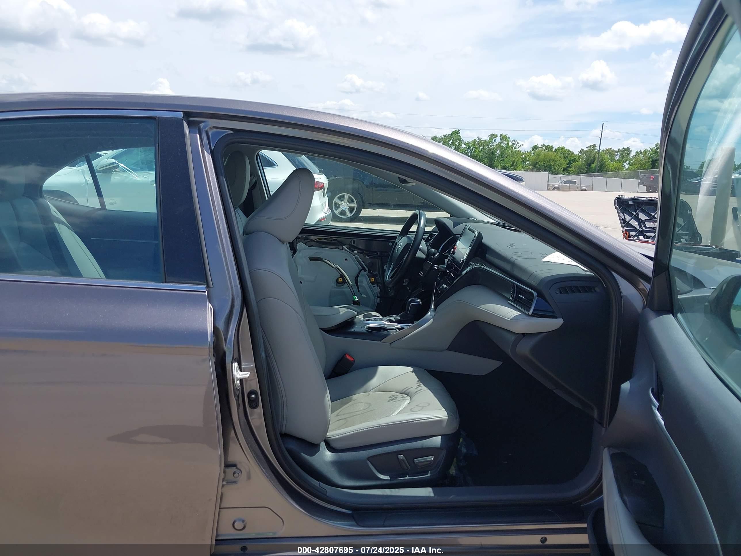 TOYOTA CAMRY image 5
