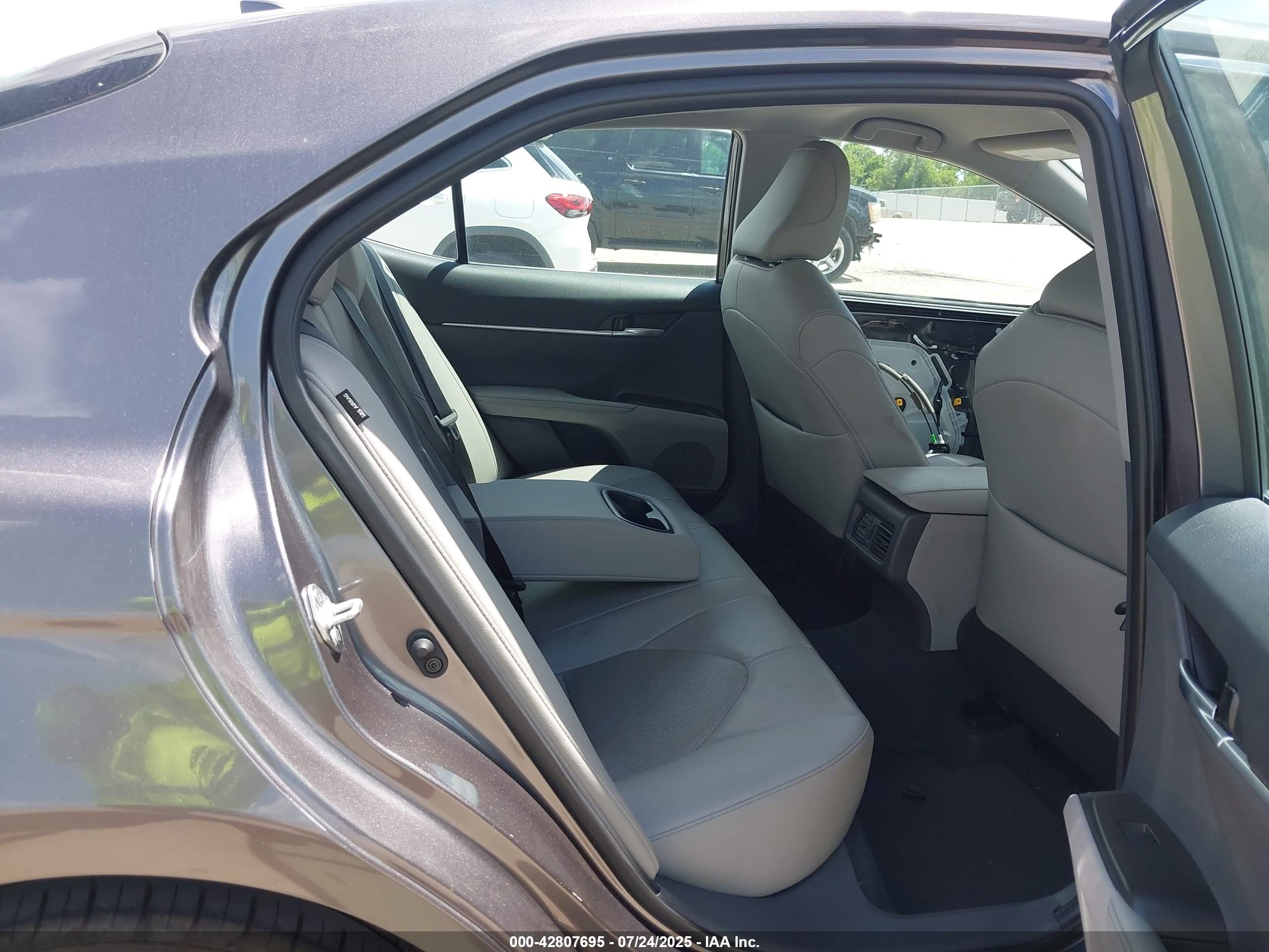 TOYOTA CAMRY image 8