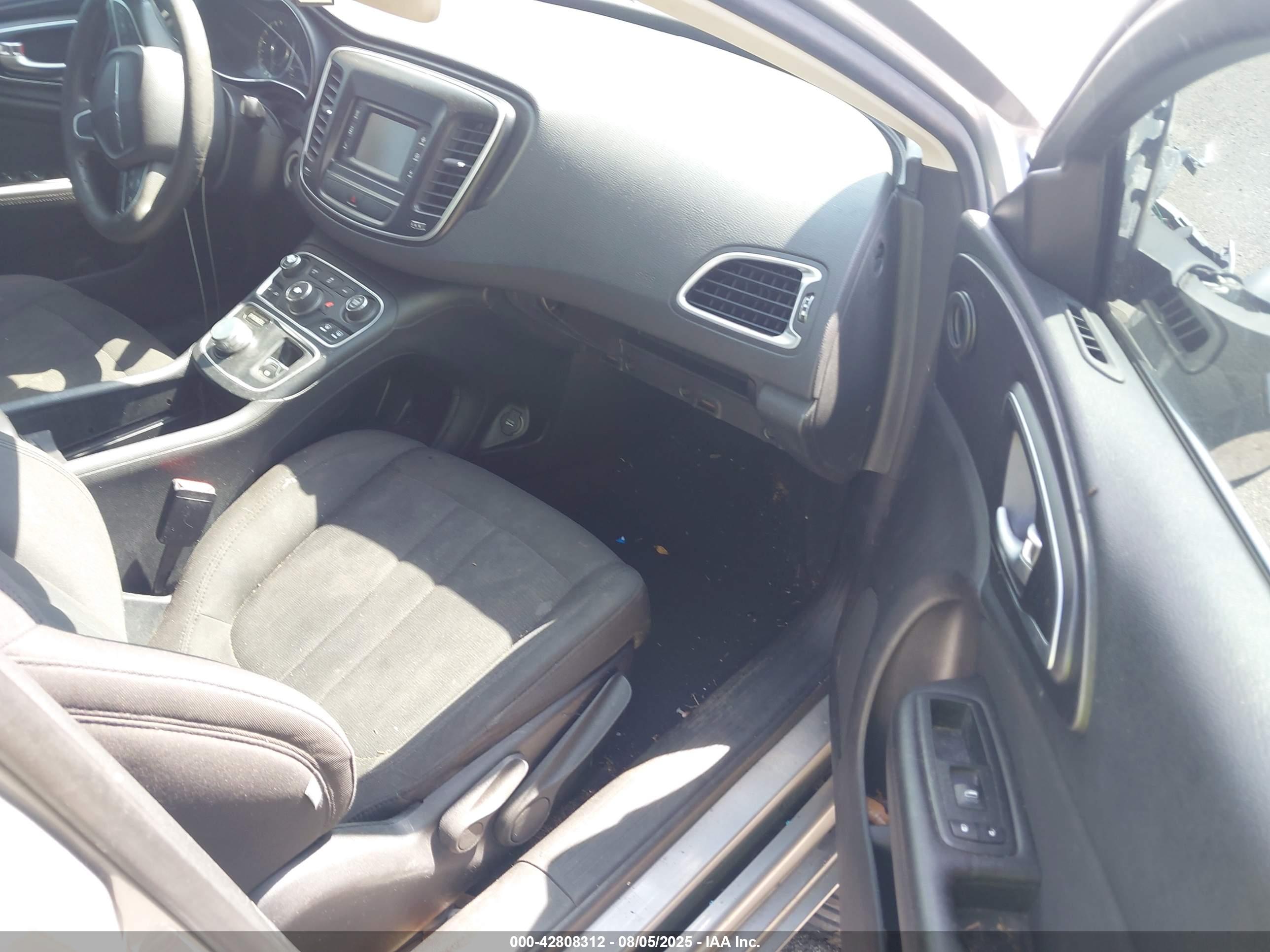 CHRYSLER 200 image 5