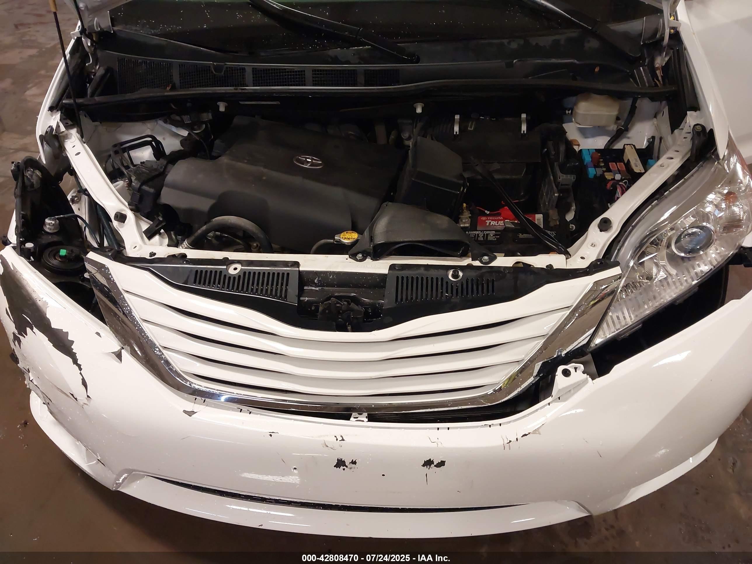 TOYOTA SIENNA image 10