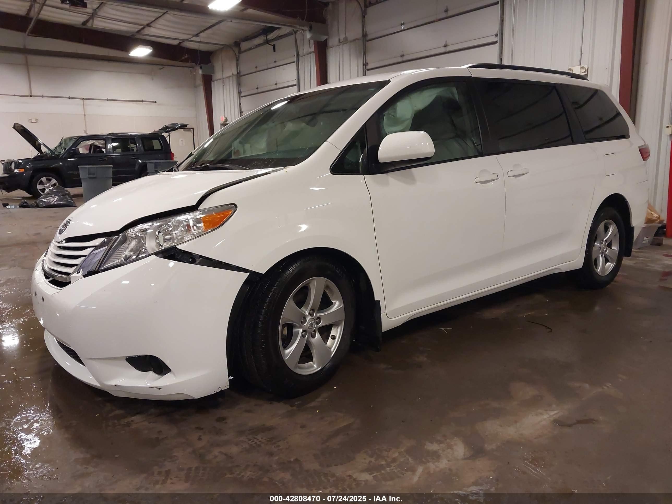 TOYOTA SIENNA image 2