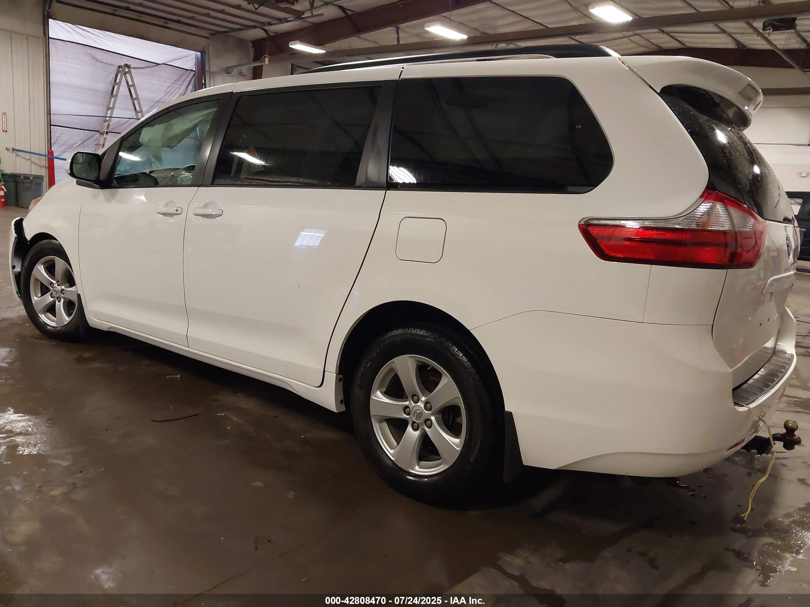 TOYOTA SIENNA image 3