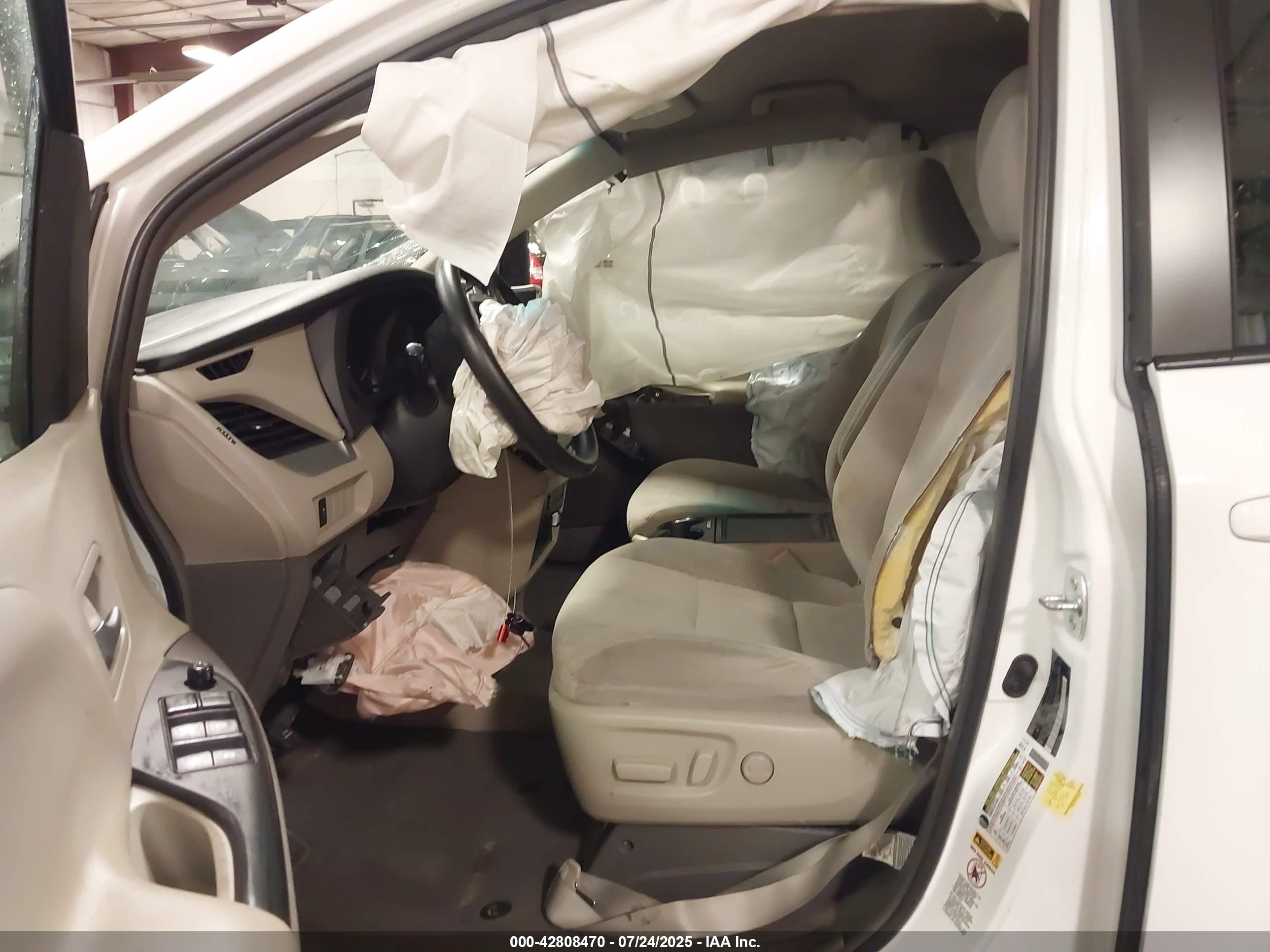 TOYOTA SIENNA image 5