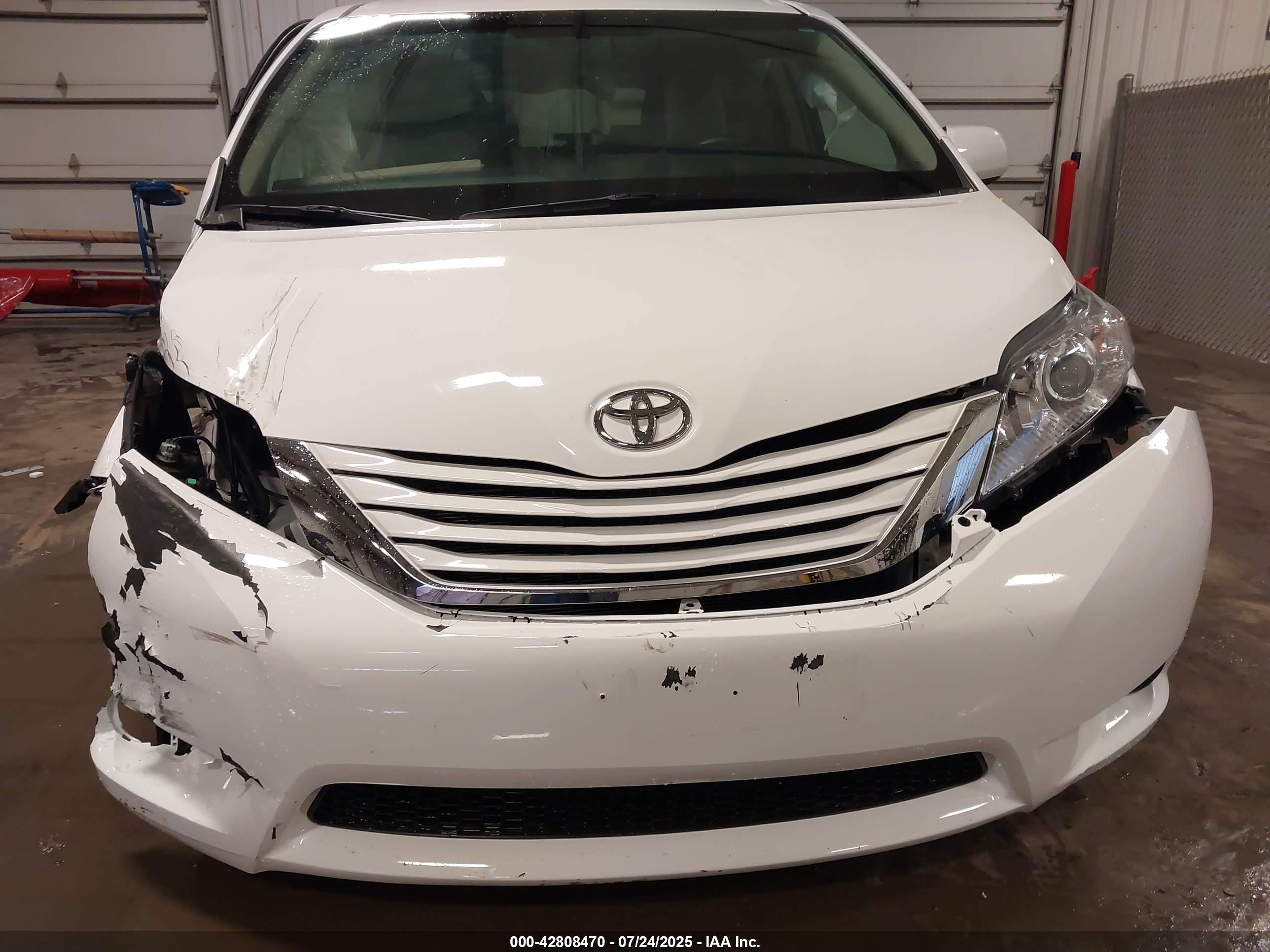 TOYOTA SIENNA image 6