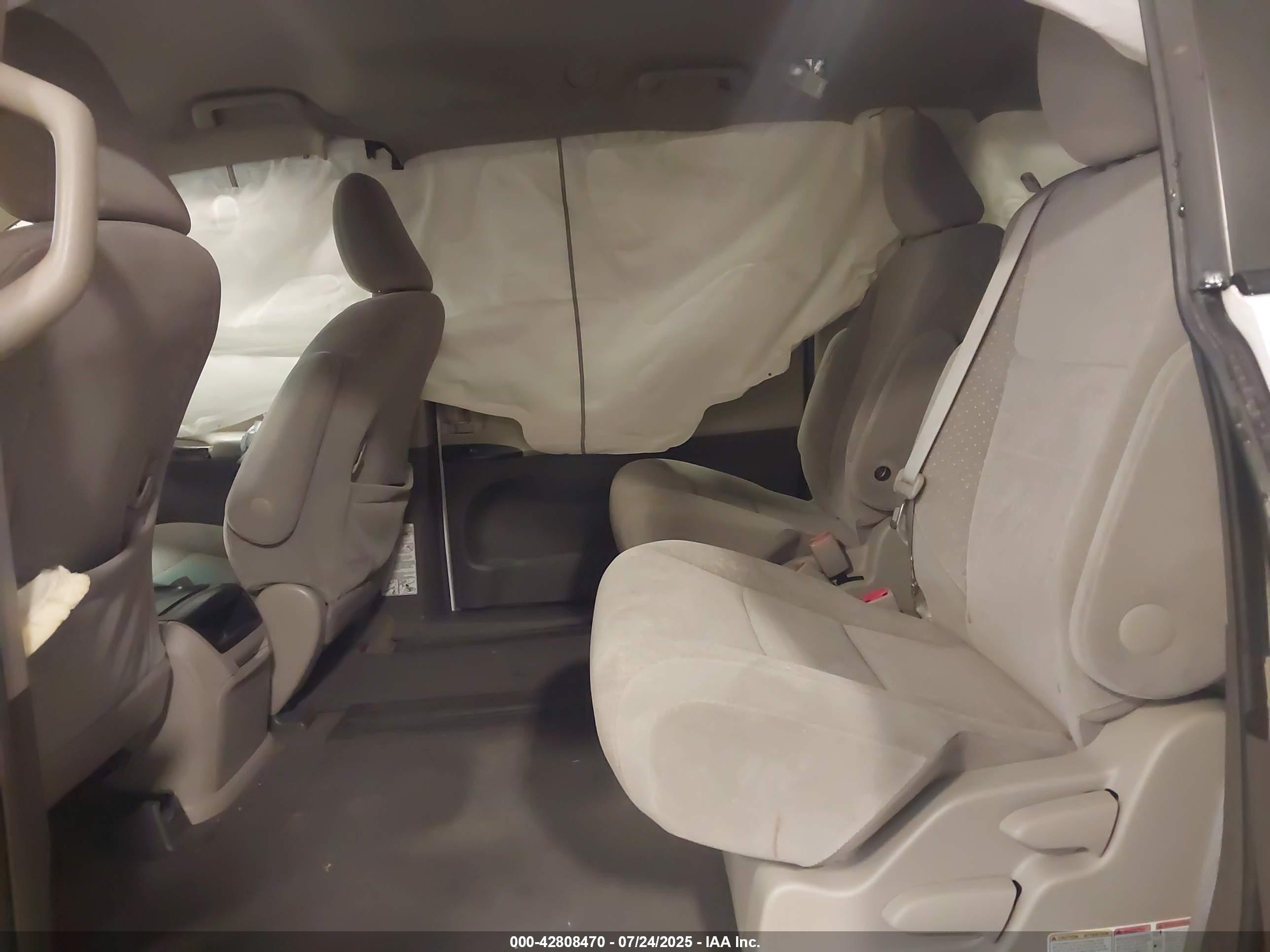 TOYOTA SIENNA image 8