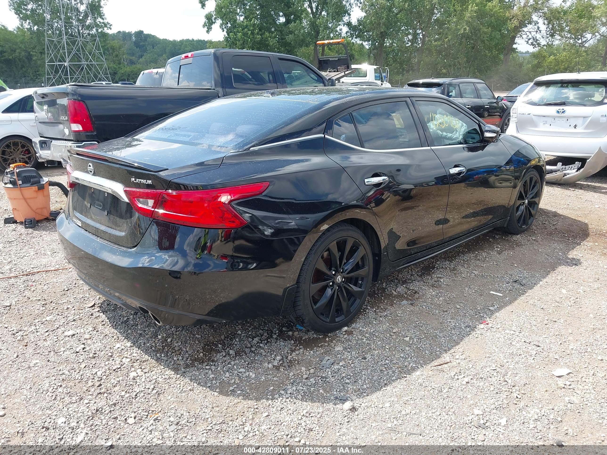 NISSAN MAXIMA image 4