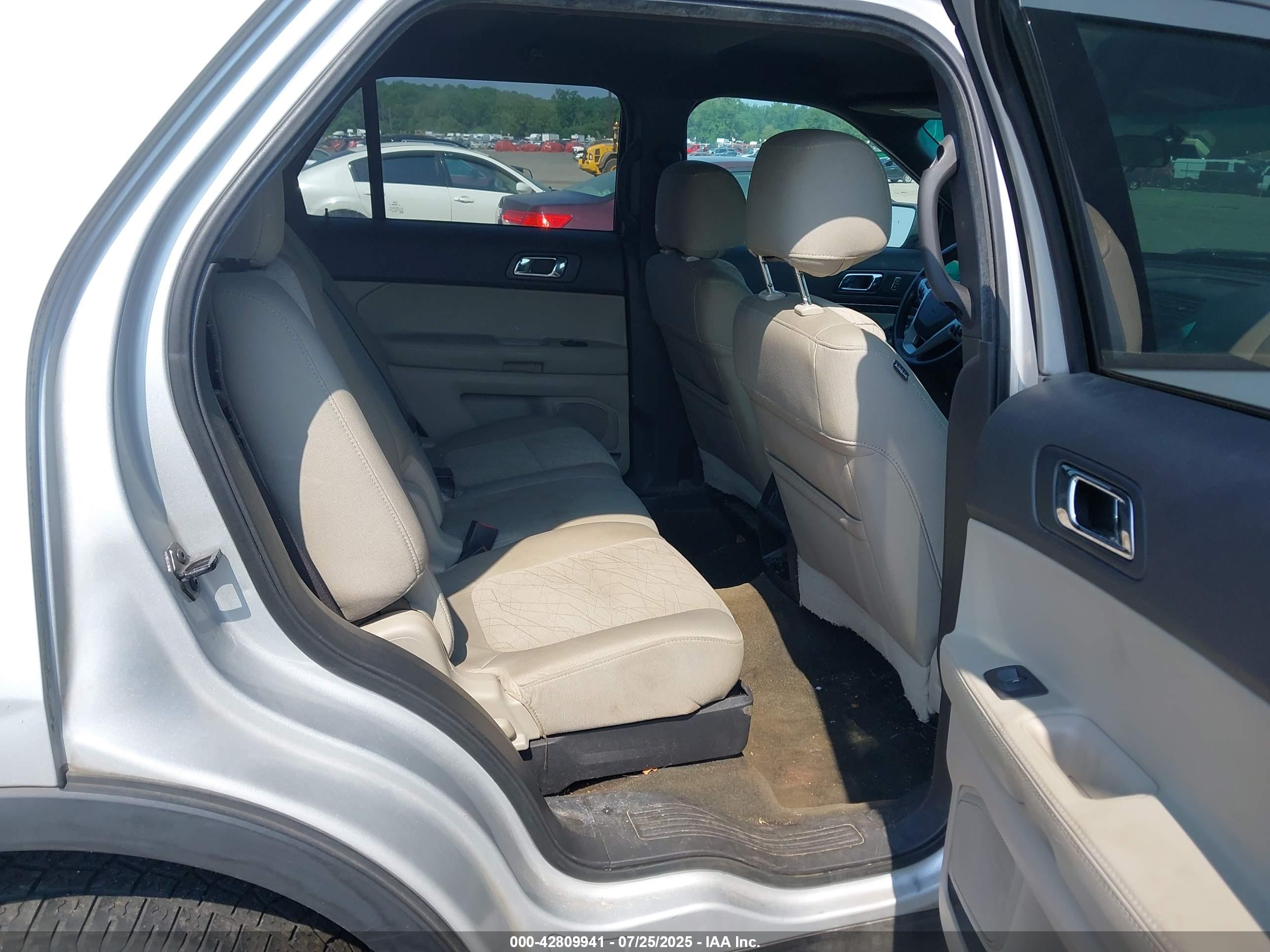 FORD EXPLORER image 8