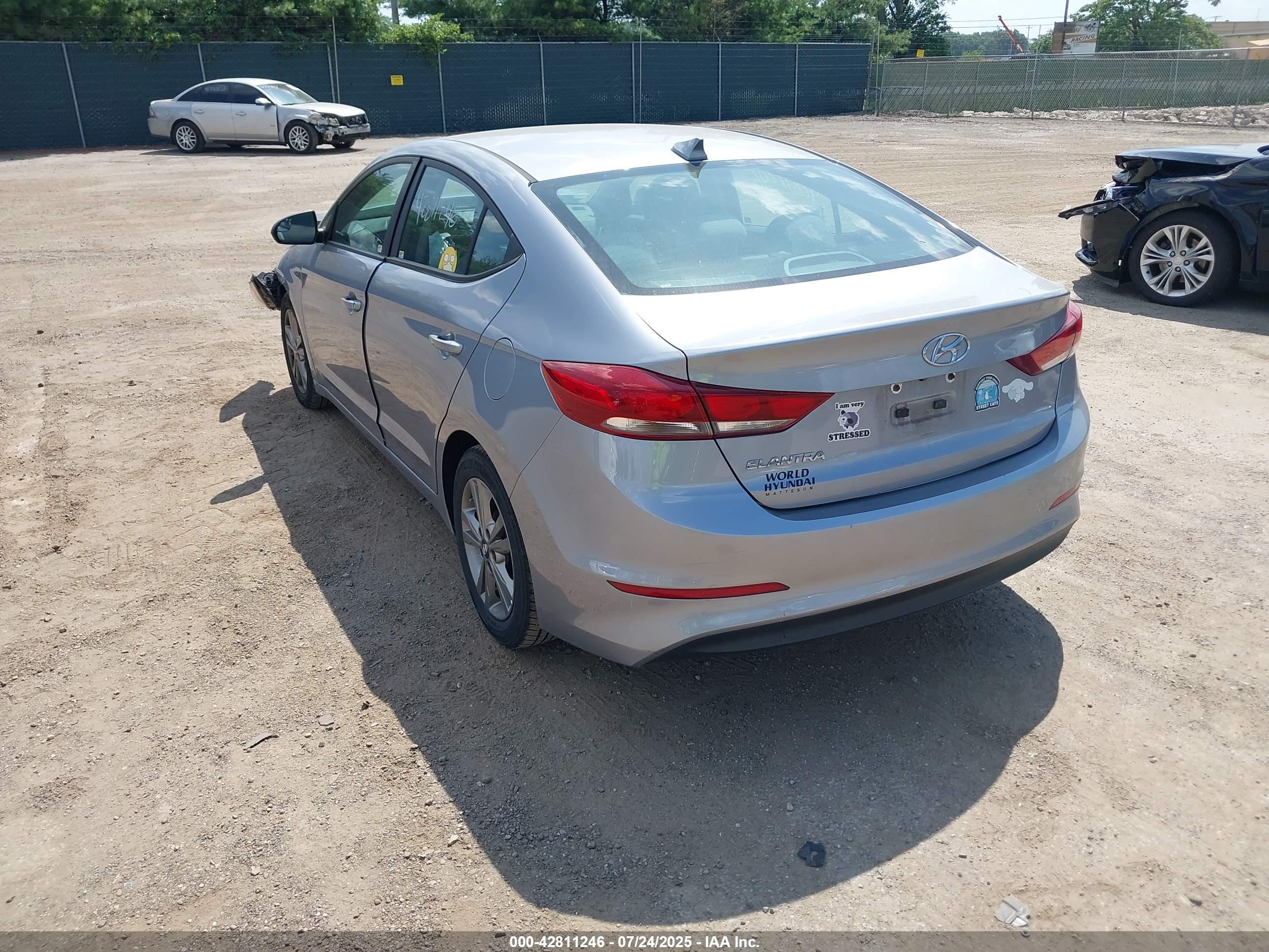 HYUNDAI ELANTRA image 3