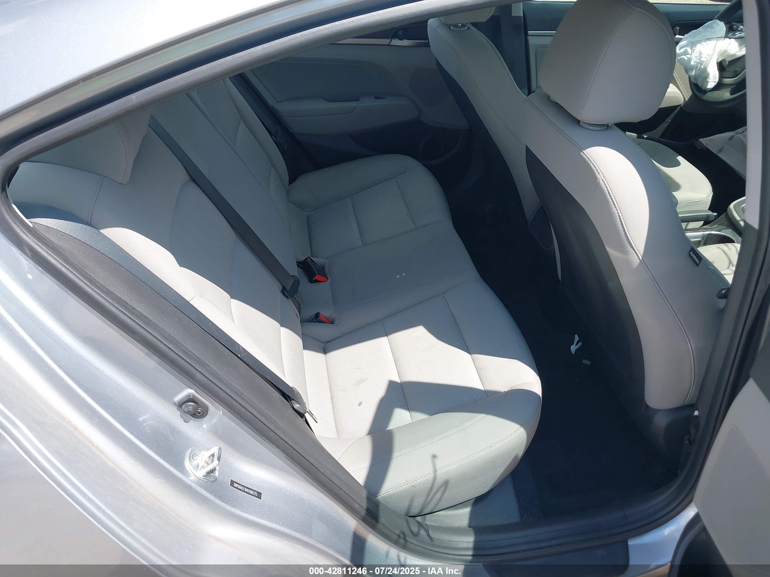 HYUNDAI ELANTRA image 8