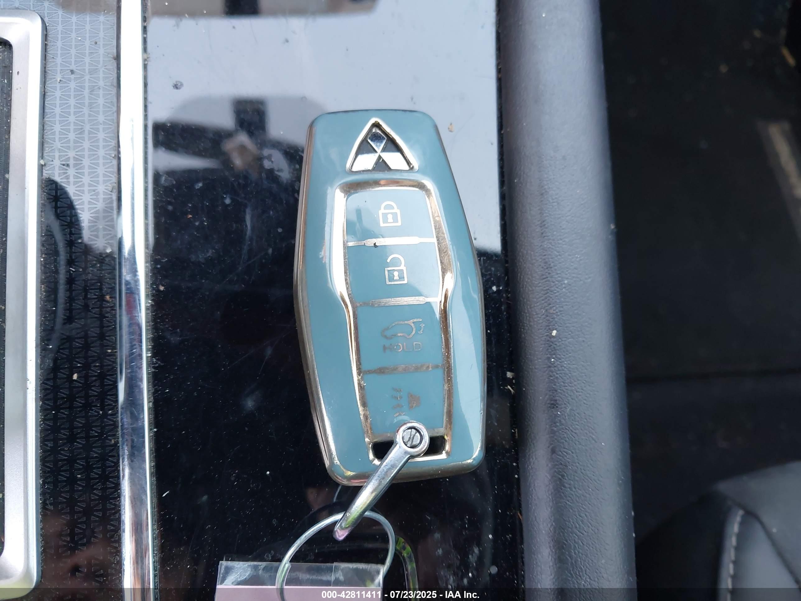 MITSUBISHI OUTLANDER image 11