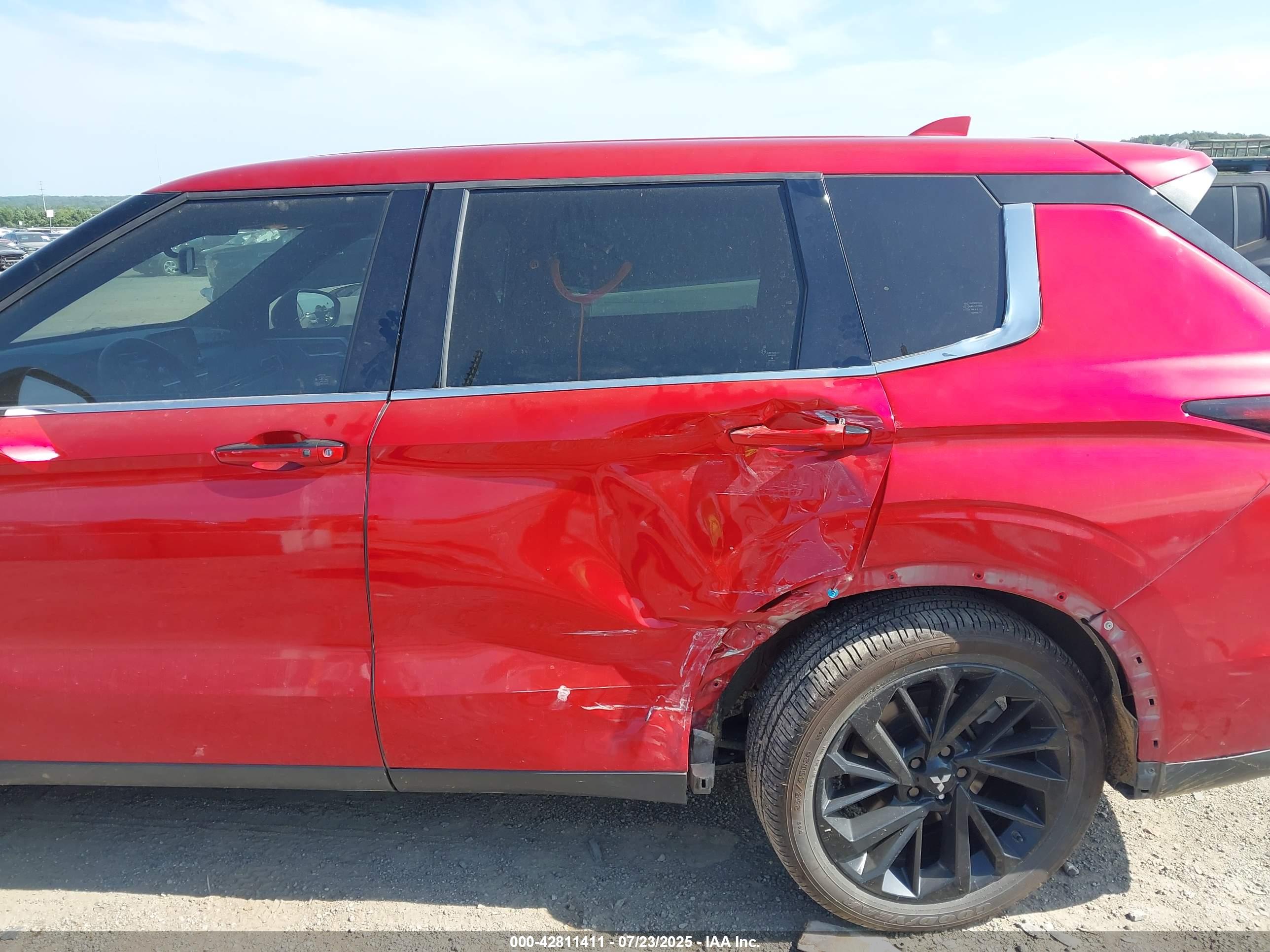 MITSUBISHI OUTLANDER image 6