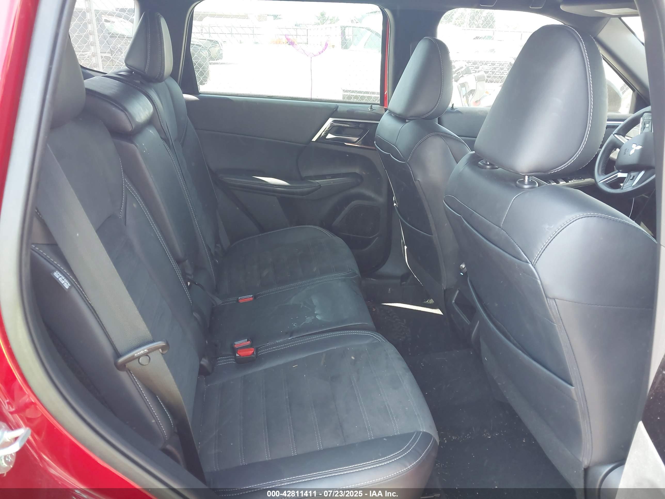 MITSUBISHI OUTLANDER image 8