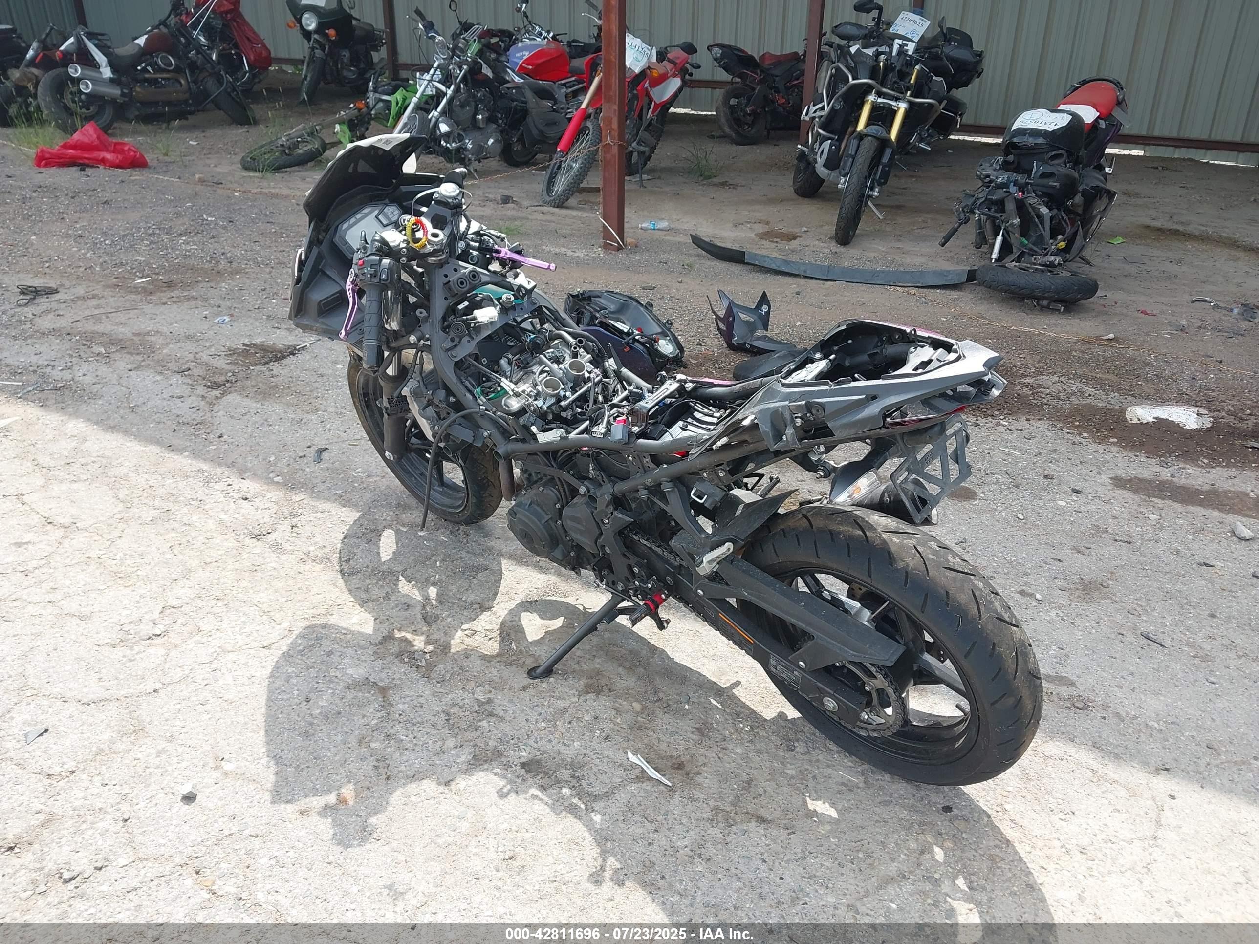 KAWASAKI EX500 image 3