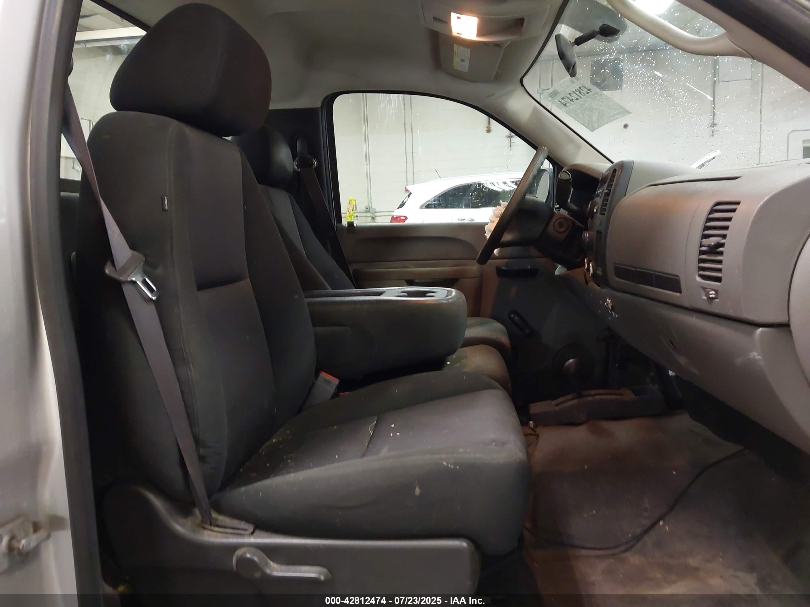 CHEVROLET SILVERADO image 8