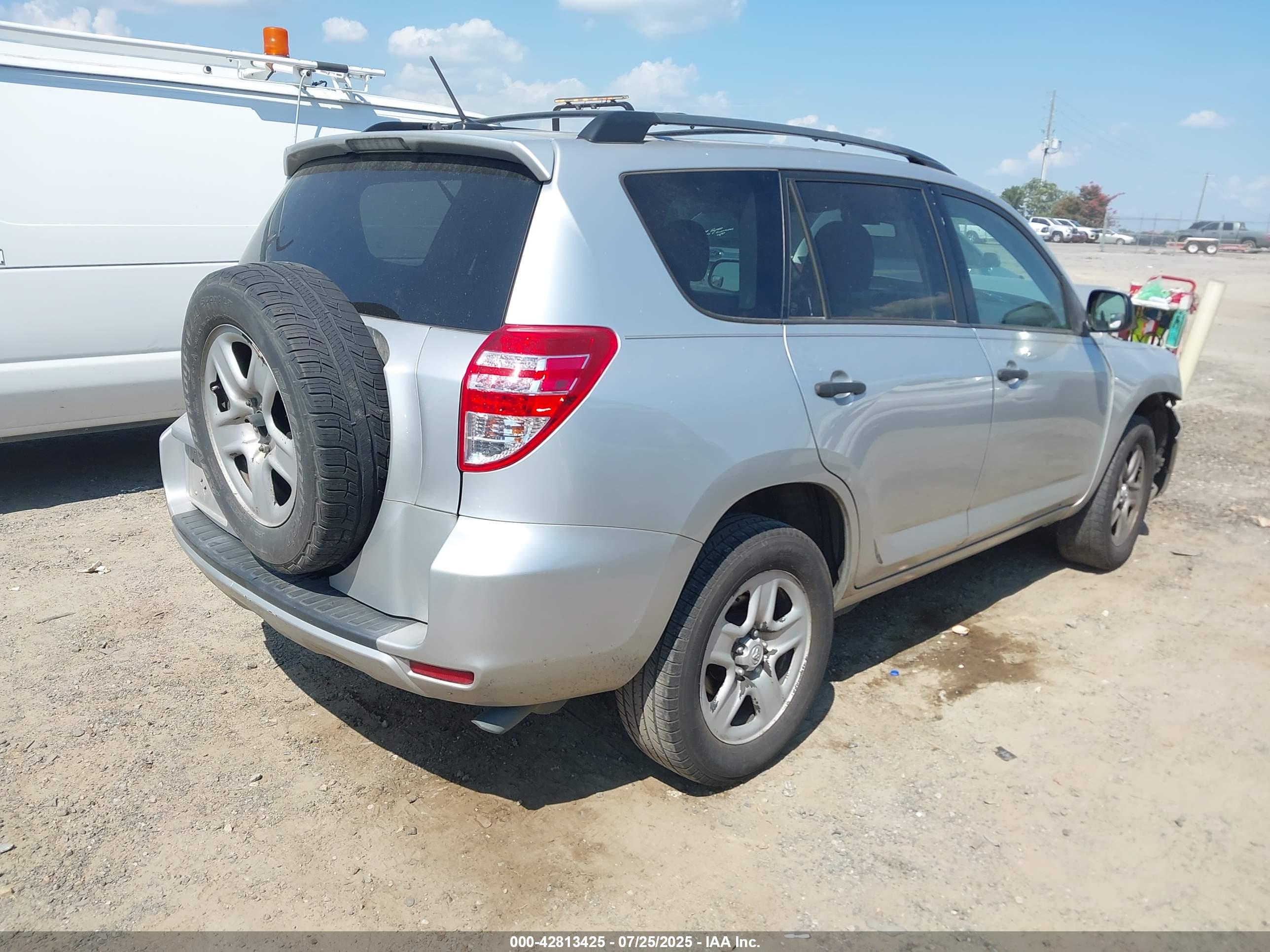 TOYOTA RAV4 image 4