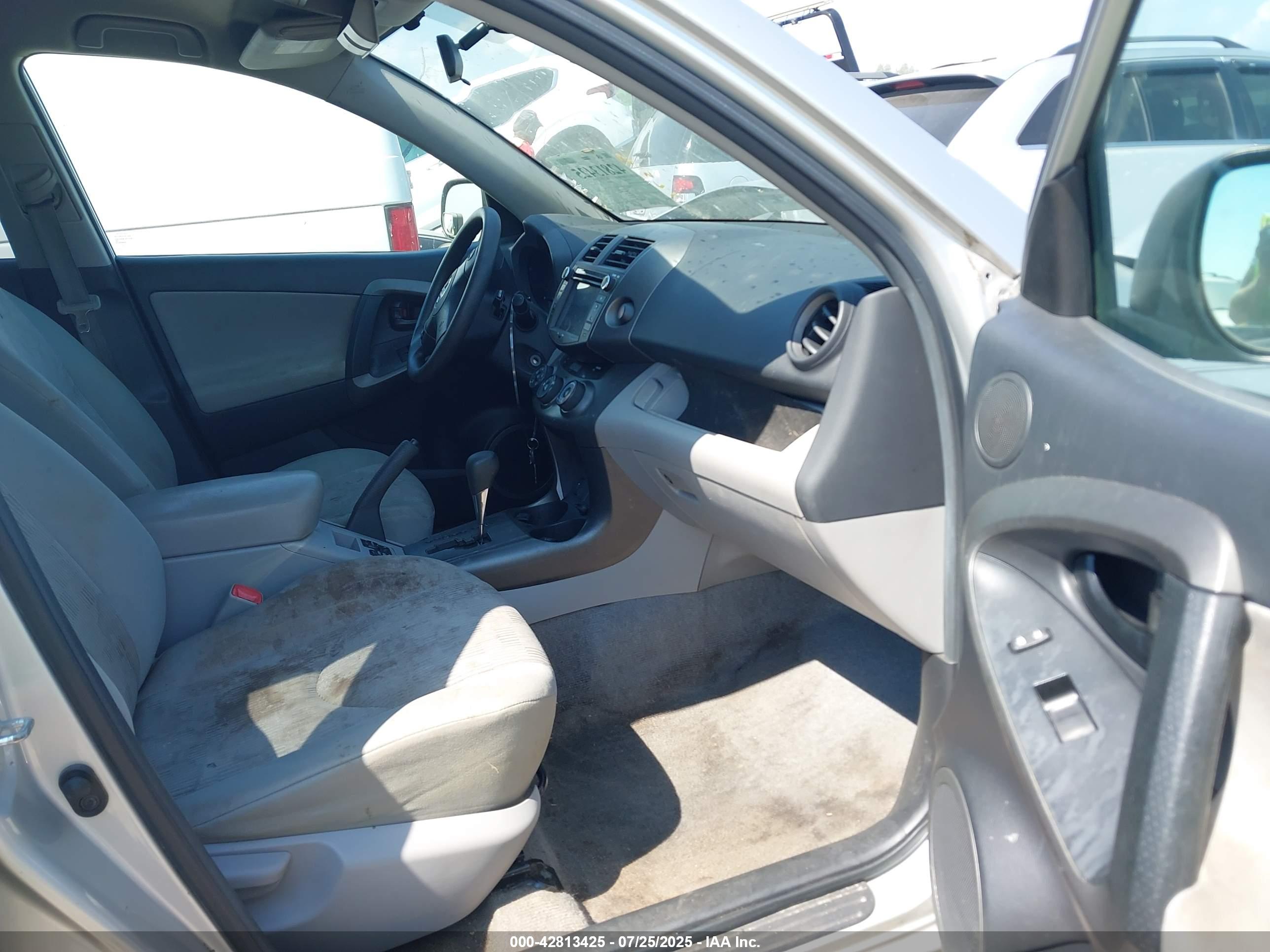 TOYOTA RAV4 image 5