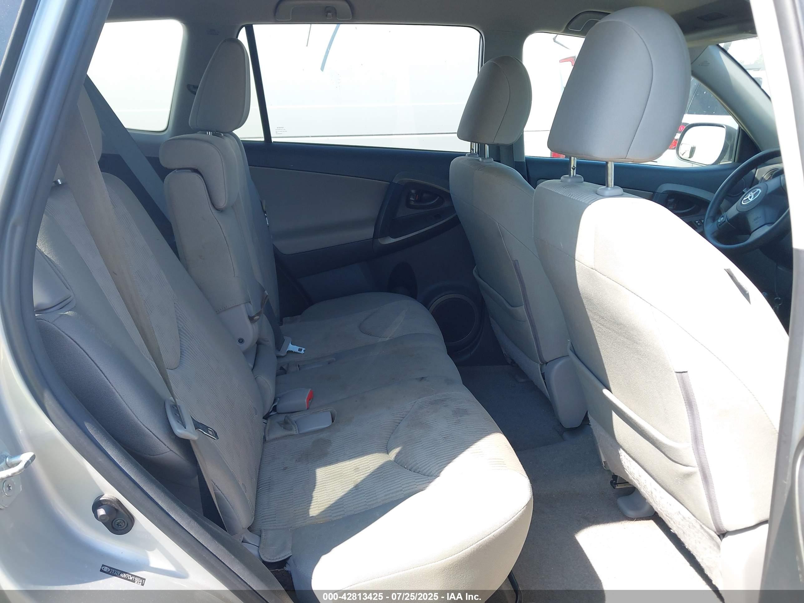 TOYOTA RAV4 image 8