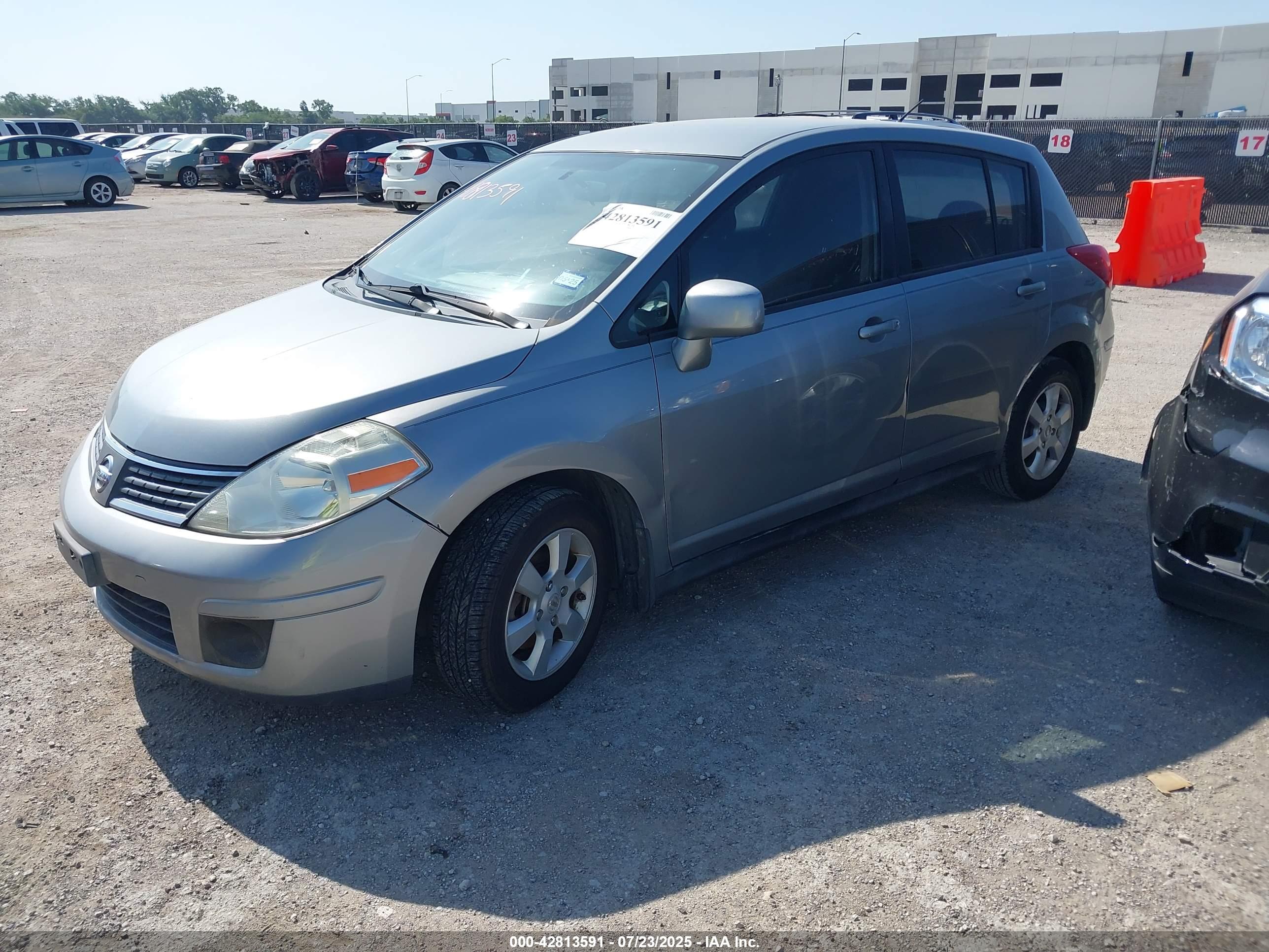 NISSAN VERSA image 2