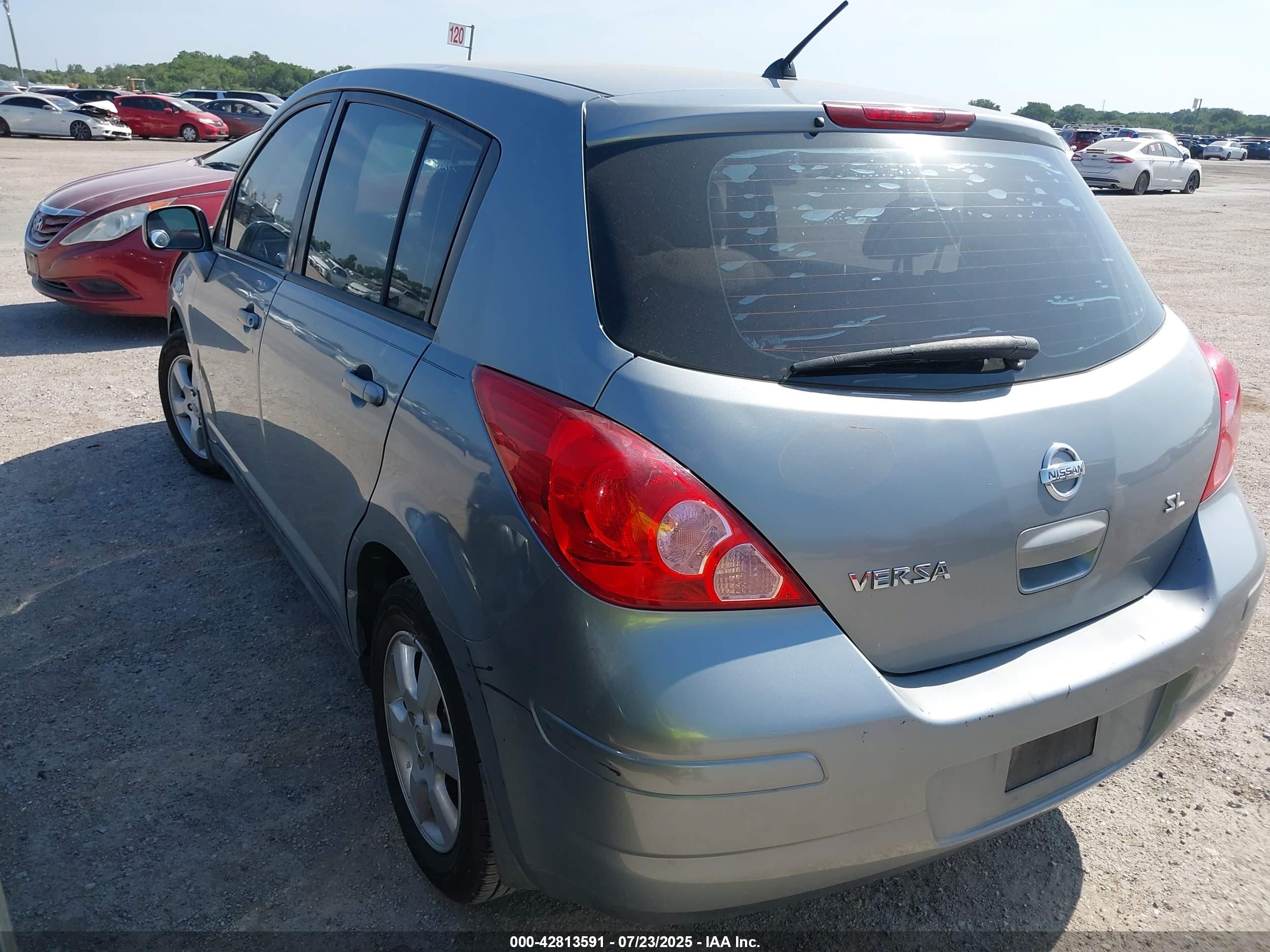 NISSAN VERSA image 3