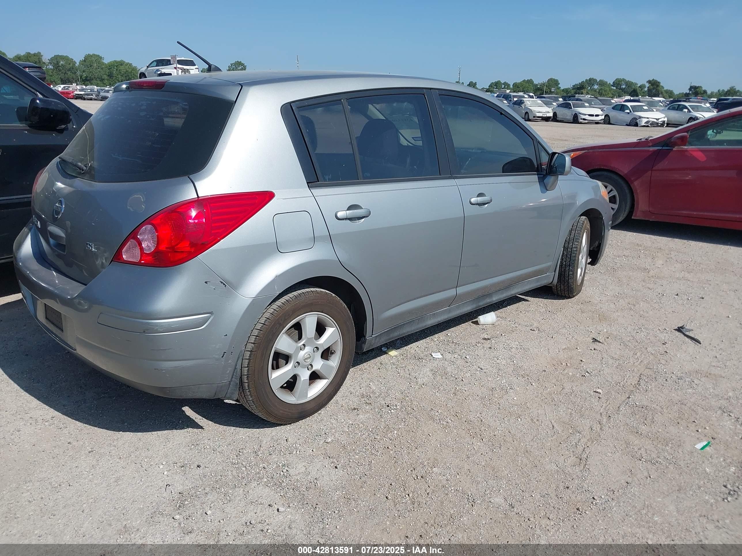 NISSAN VERSA image 4
